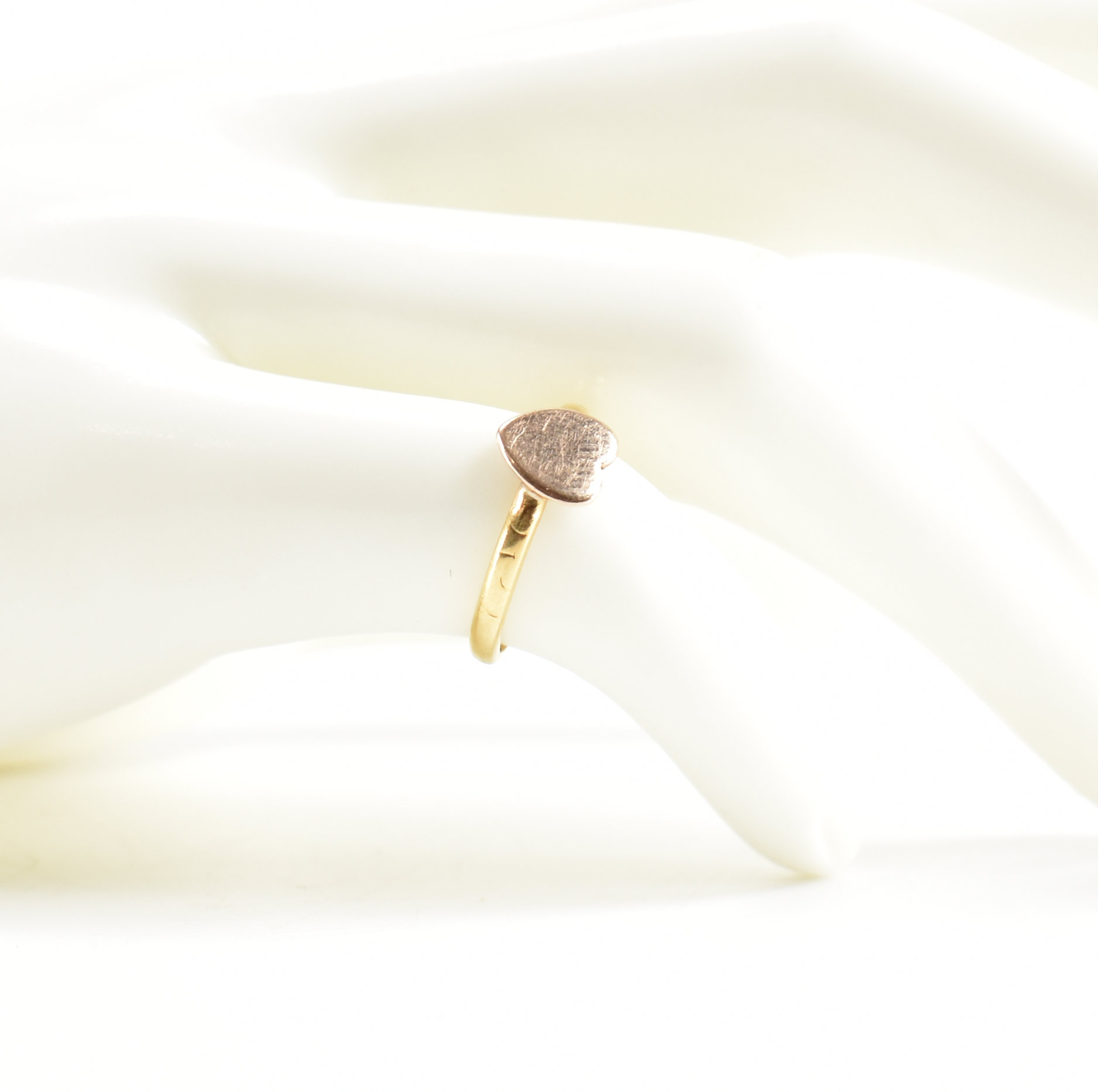 VICTORIAN HALLMARKED 18CT GOLD HEART RING - Image 9 of 9