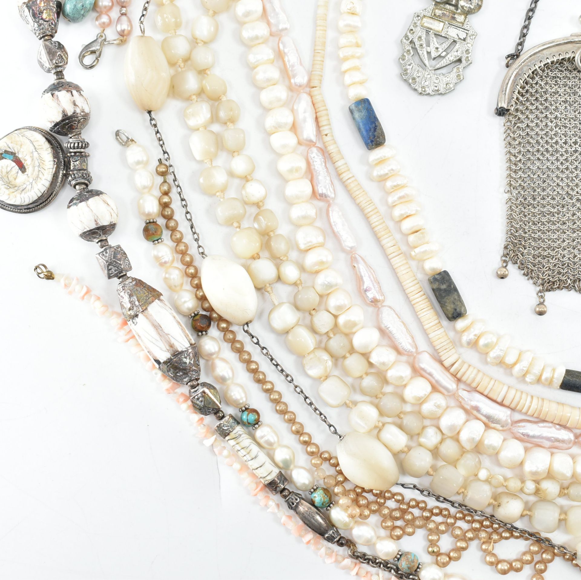 COLLECTION OF ASSORTED SHELL PEARL STONE & BEAD JEWELLERY - Image 4 of 6