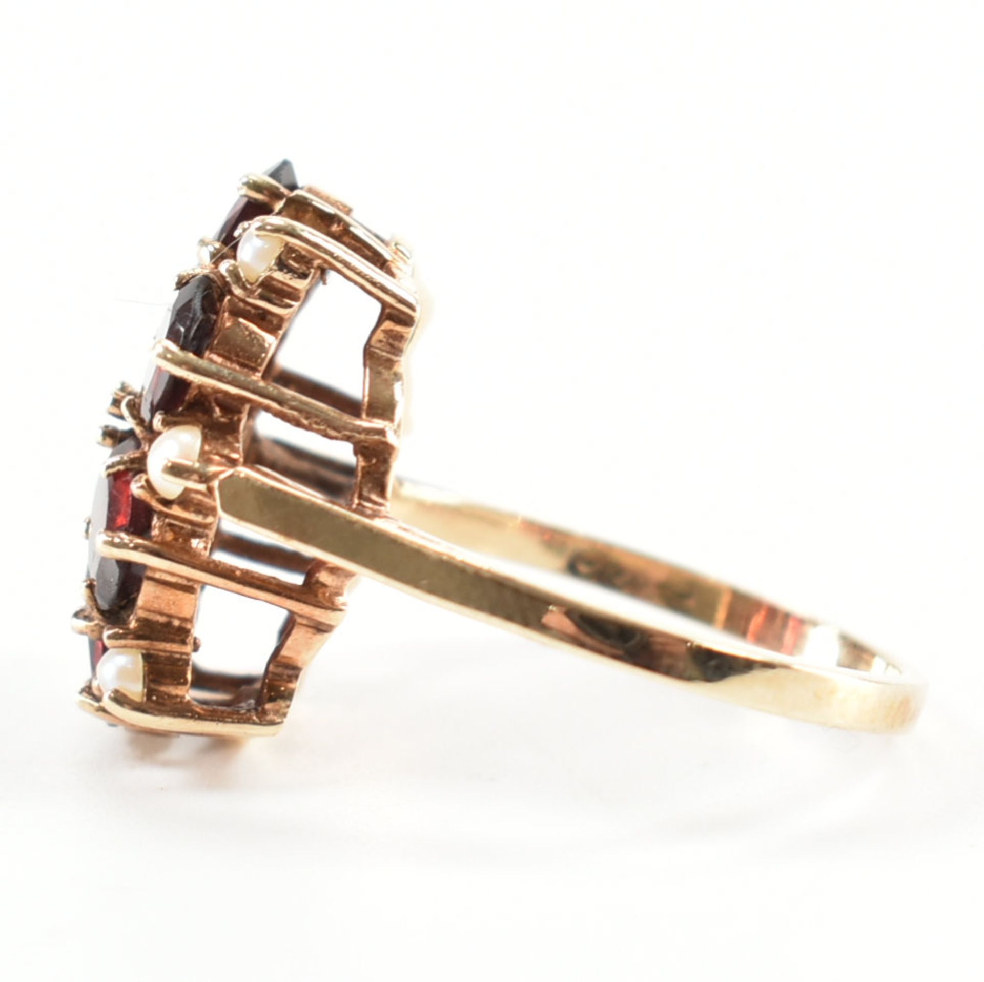 HALLMARKED 9CT GOLD GARNET & PEARL CLUSTER RING - Image 2 of 11