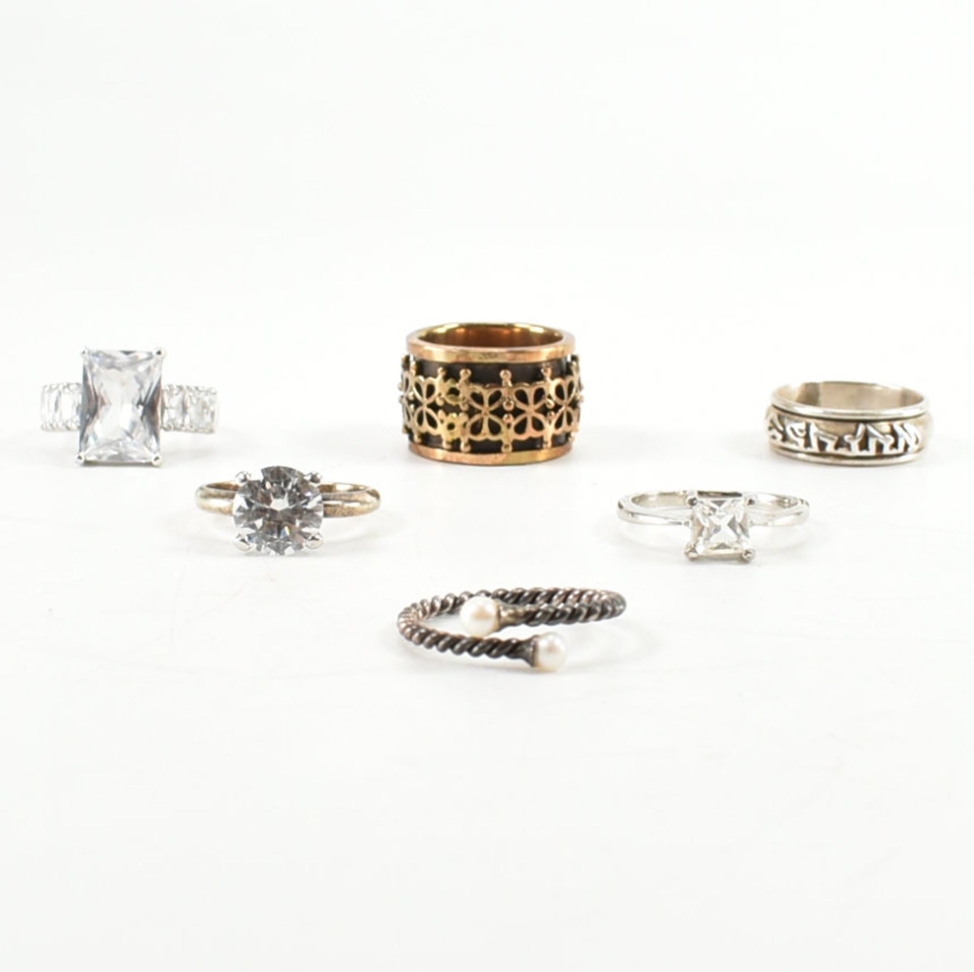 COLLECTION OF SILVER WHITE & YELLOW METAL RINGS