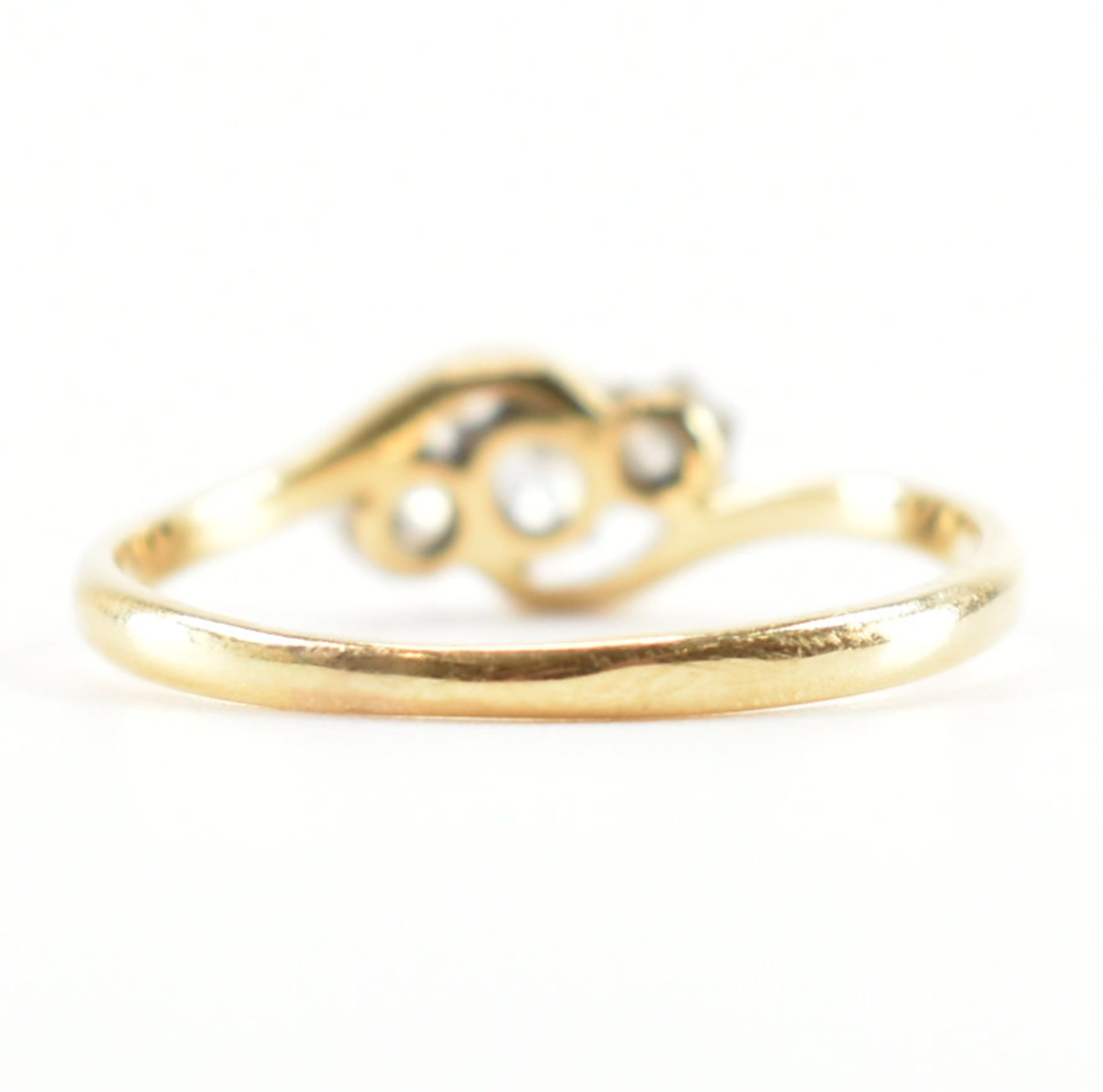 18CT GOLD & DIAMOND THREE STONE RING - Image 3 of 8