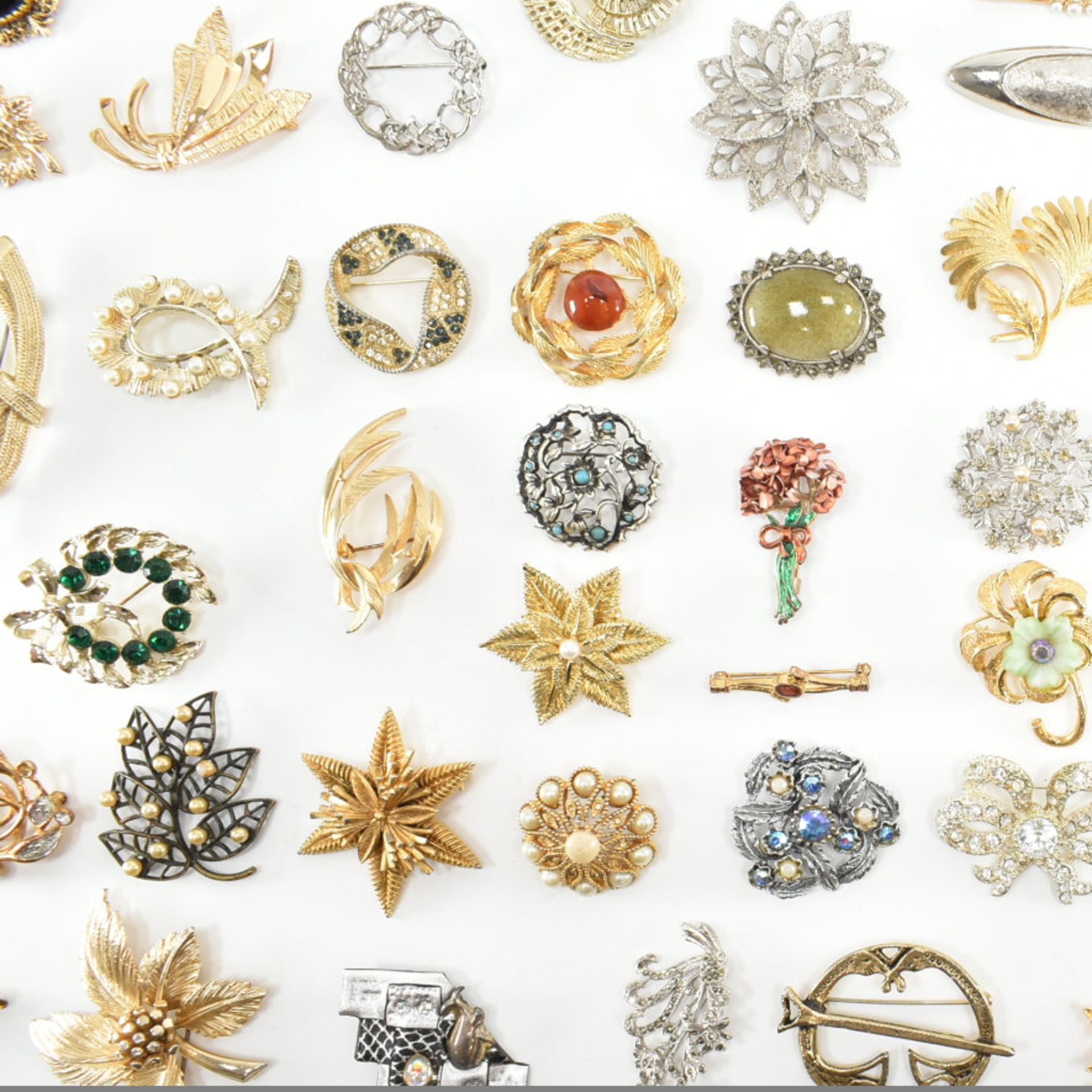 COLLECTION OF ASSORTED COSTUME JEWELLERY BROOCH PINS - Bild 3 aus 8