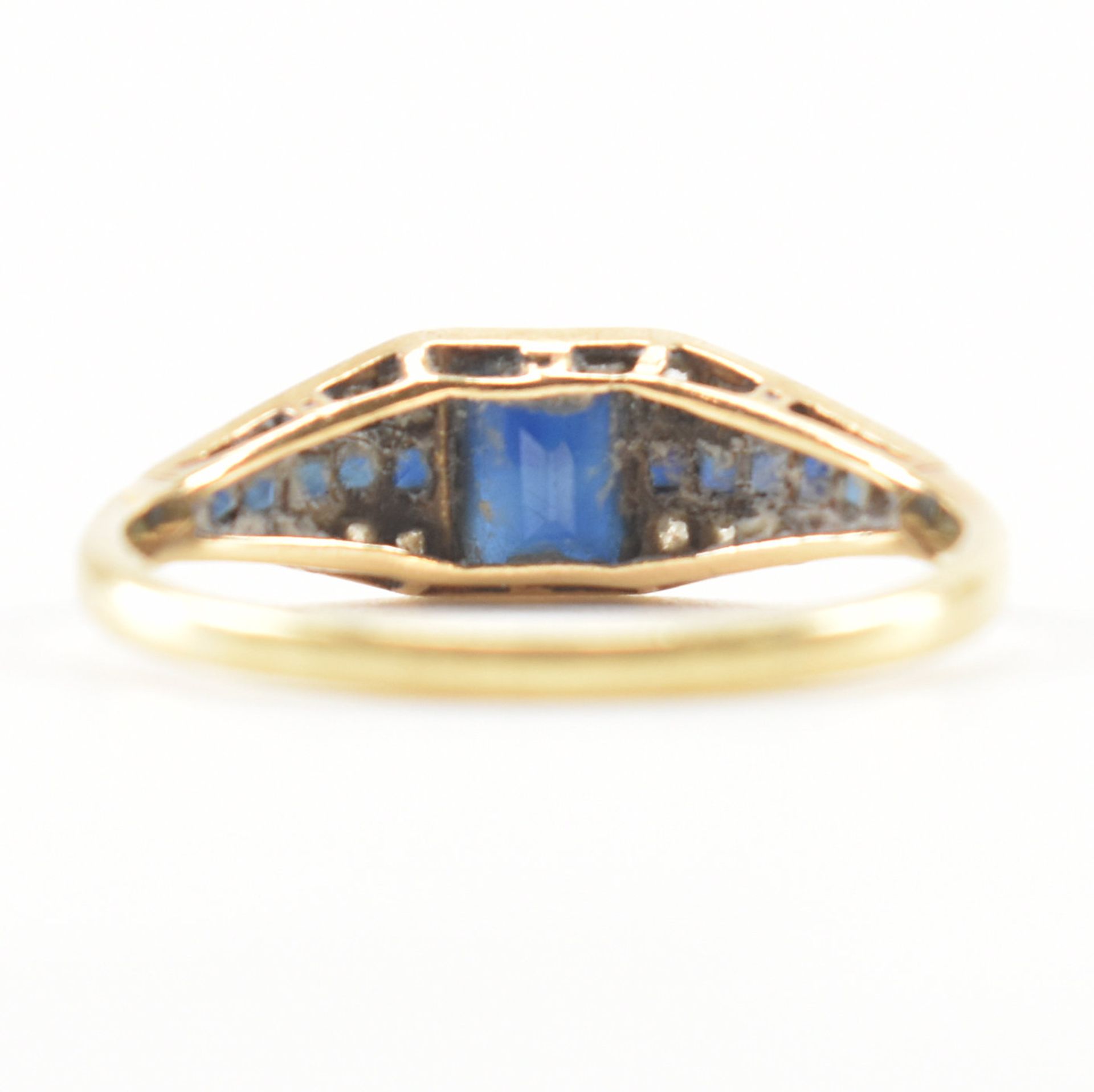 ART DECO SAPPHIRE & DIAMOND PLAQUE RING - Image 4 of 9