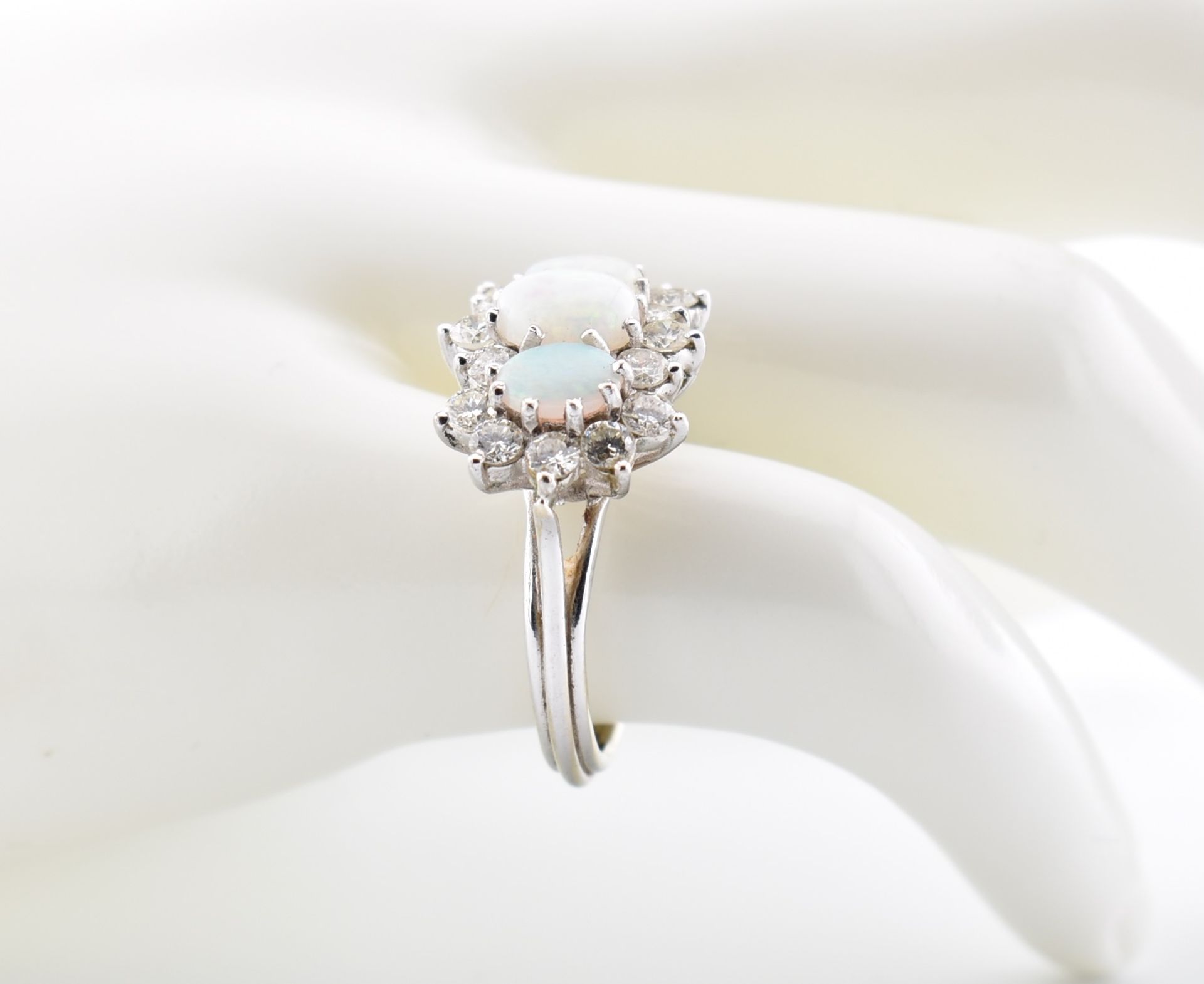 HALLMARKED 18CT WHITE GOLD OPAL & DIAMOND CLUSTER RING - Bild 6 aus 6