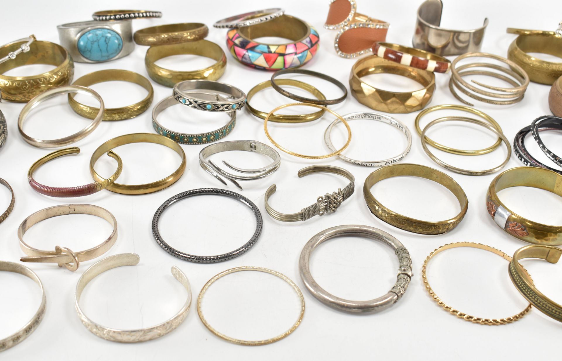 COLLECTION OF ASSORTED BANGLE BRACELETS - Bild 7 aus 7