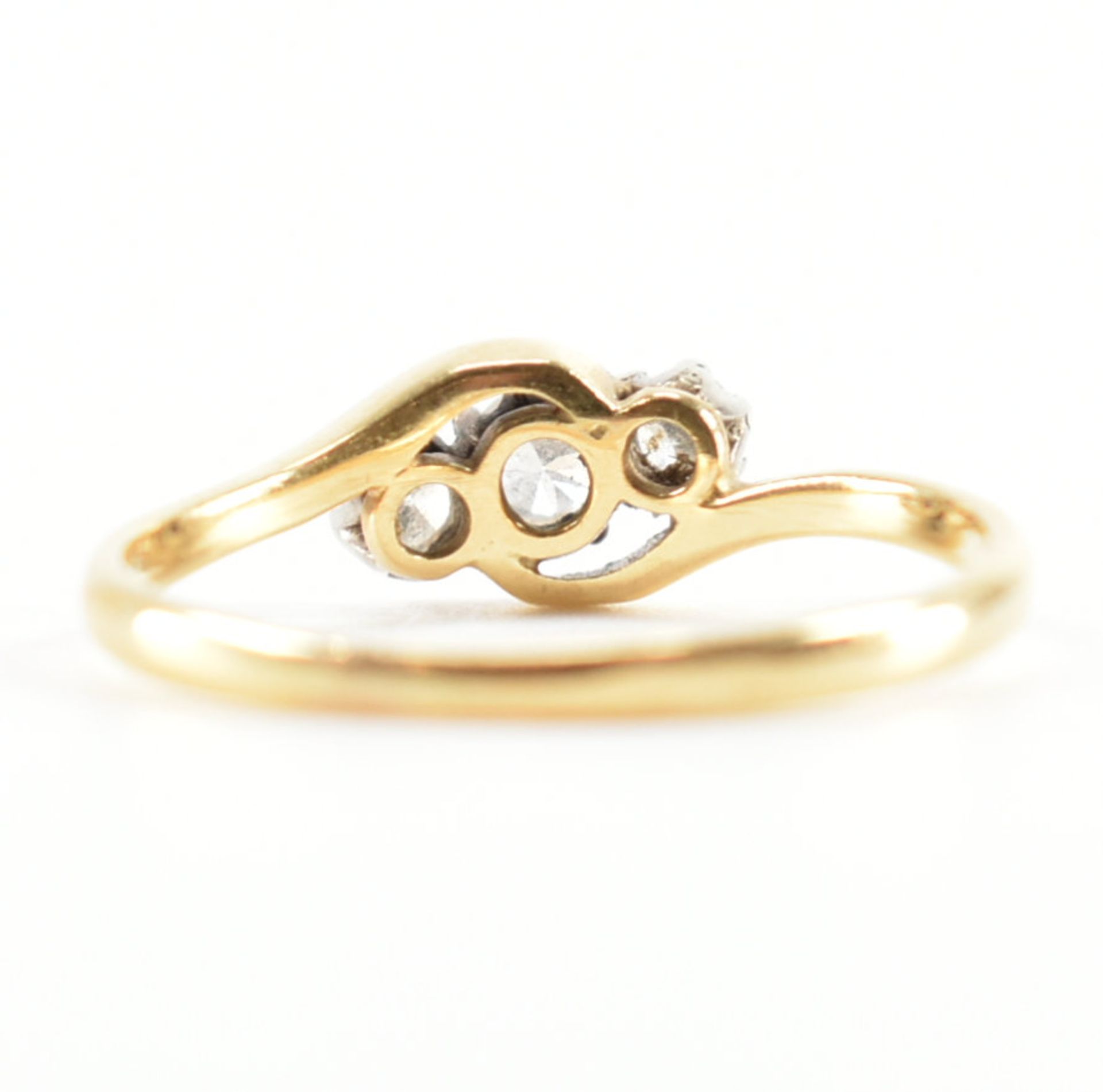 18CT GOLD & DIAMOND THREE STONE RING - Image 4 of 8