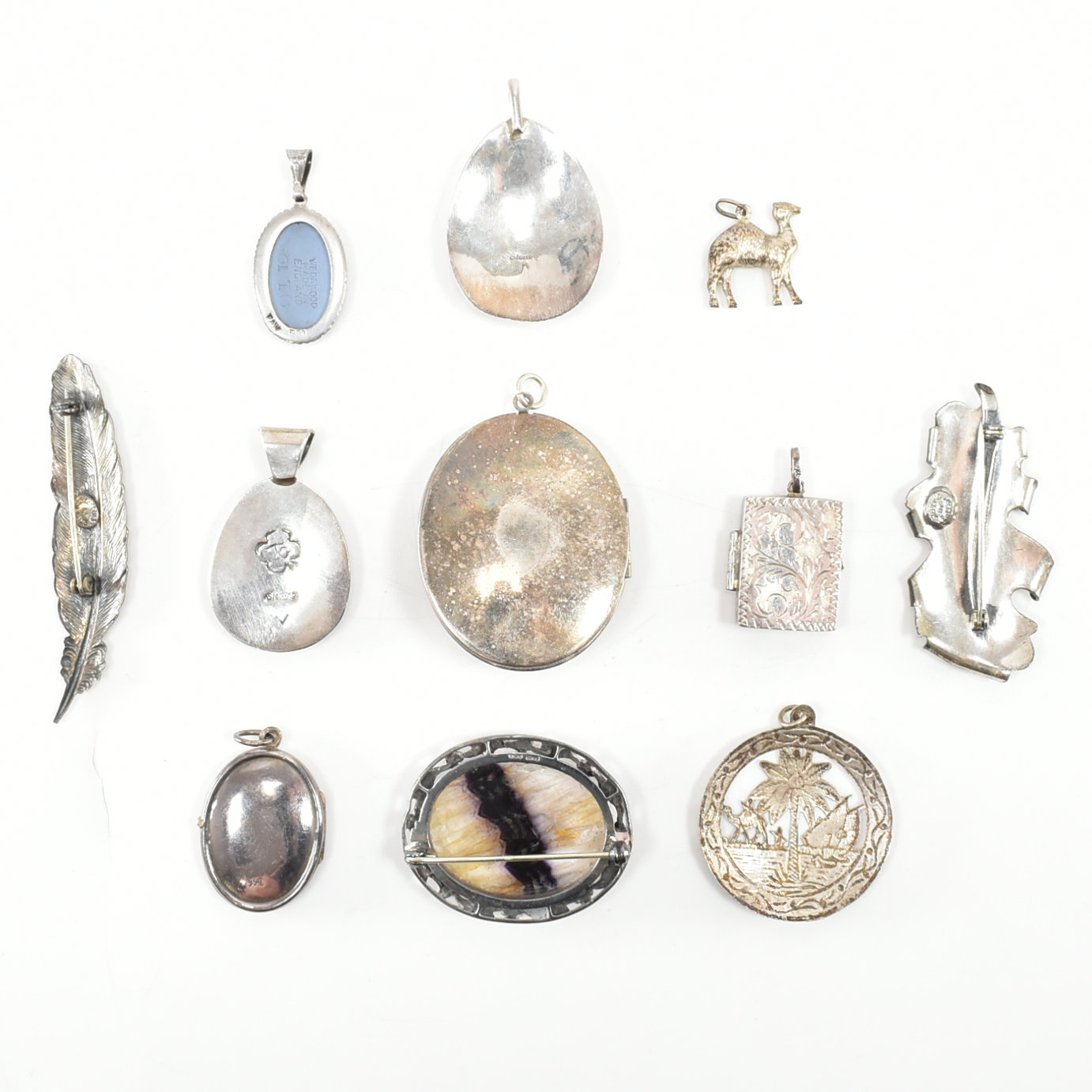 COLLECTION OF ASSORTED SILVER NECKLACE PENDANTS & BROOCH PINS - Image 3 of 9