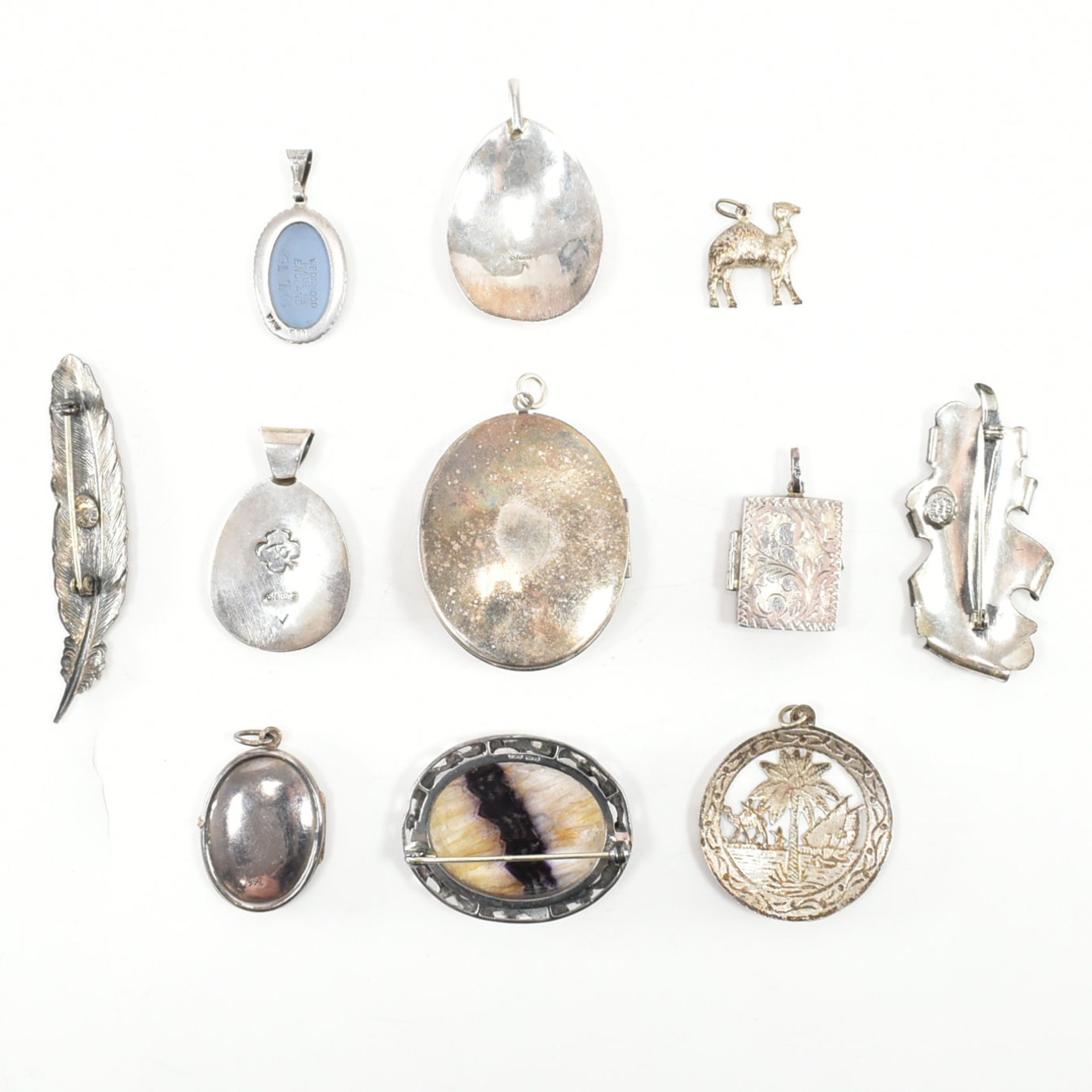 COLLECTION OF ASSORTED SILVER NECKLACE PENDANTS & BROOCH PINS - Bild 3 aus 9