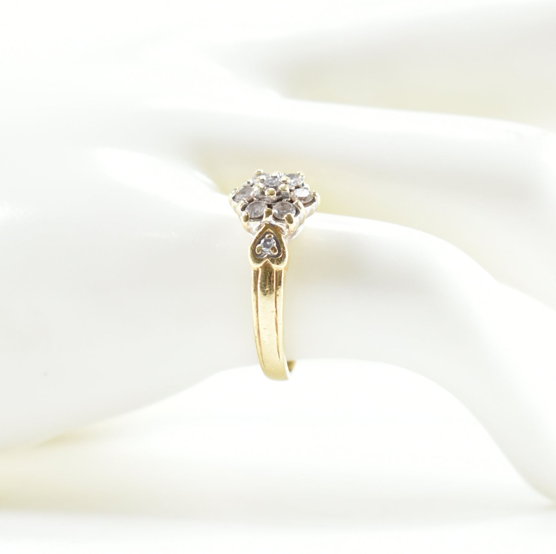 HALLMARKED 18CT GOLD & DIAMOND CLUSTER RING - Image 9 of 9