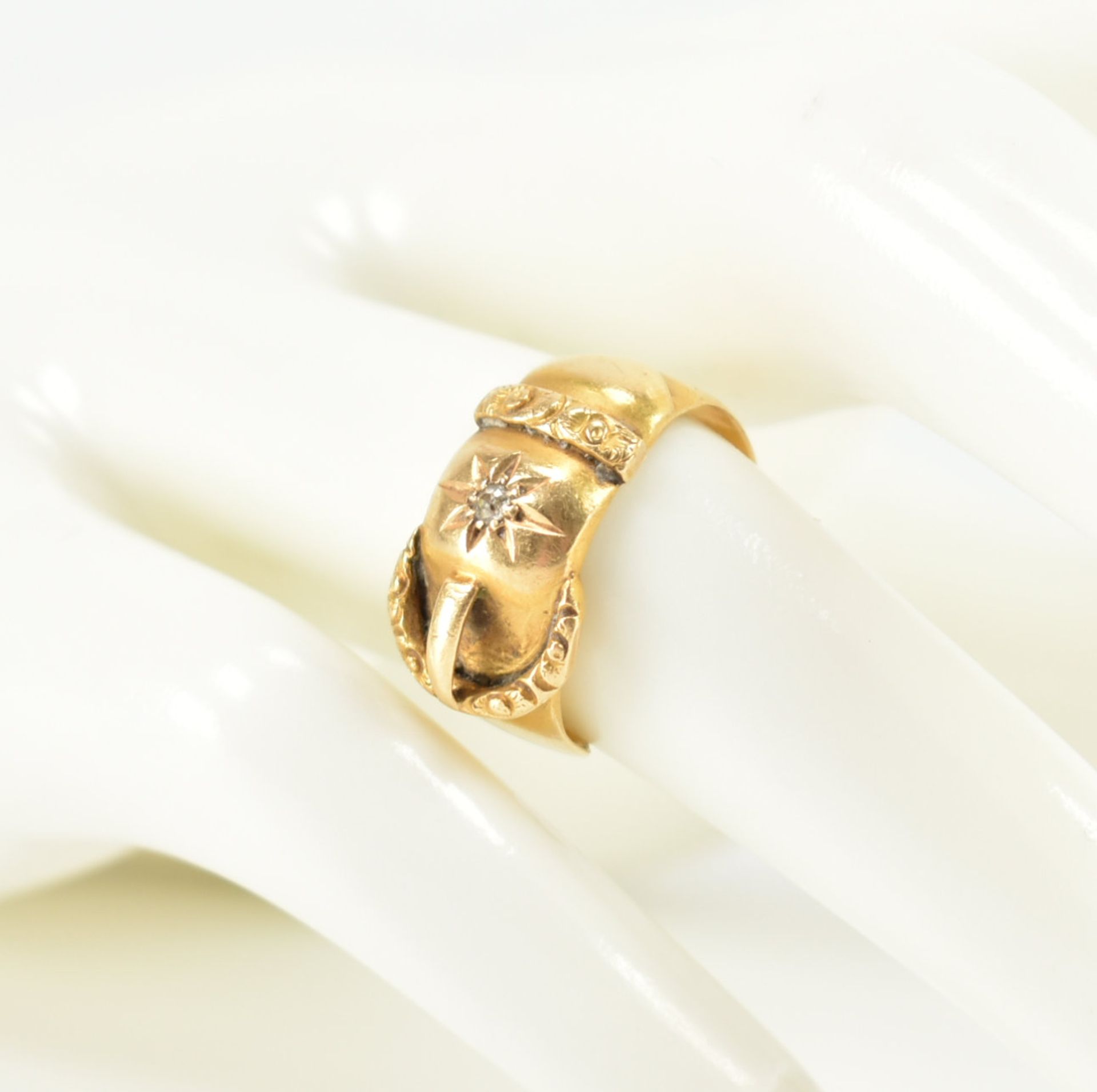 HALLMARKED 18CT GOLD & DIAMOND BUCKLE RING AF - Image 9 of 9