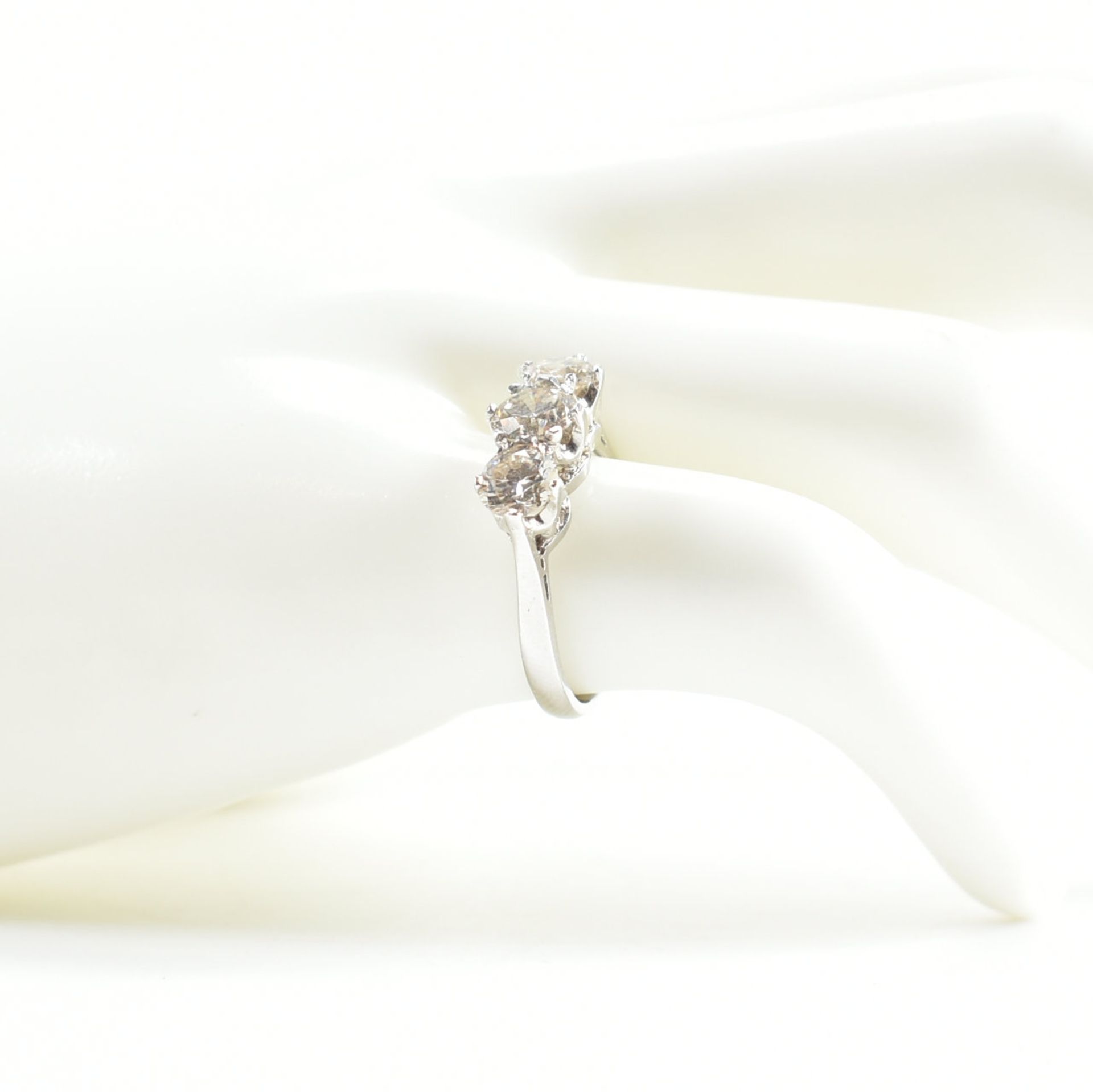 WHITE GOLD & DIAMOND THREE STONE RING - Image 9 of 10