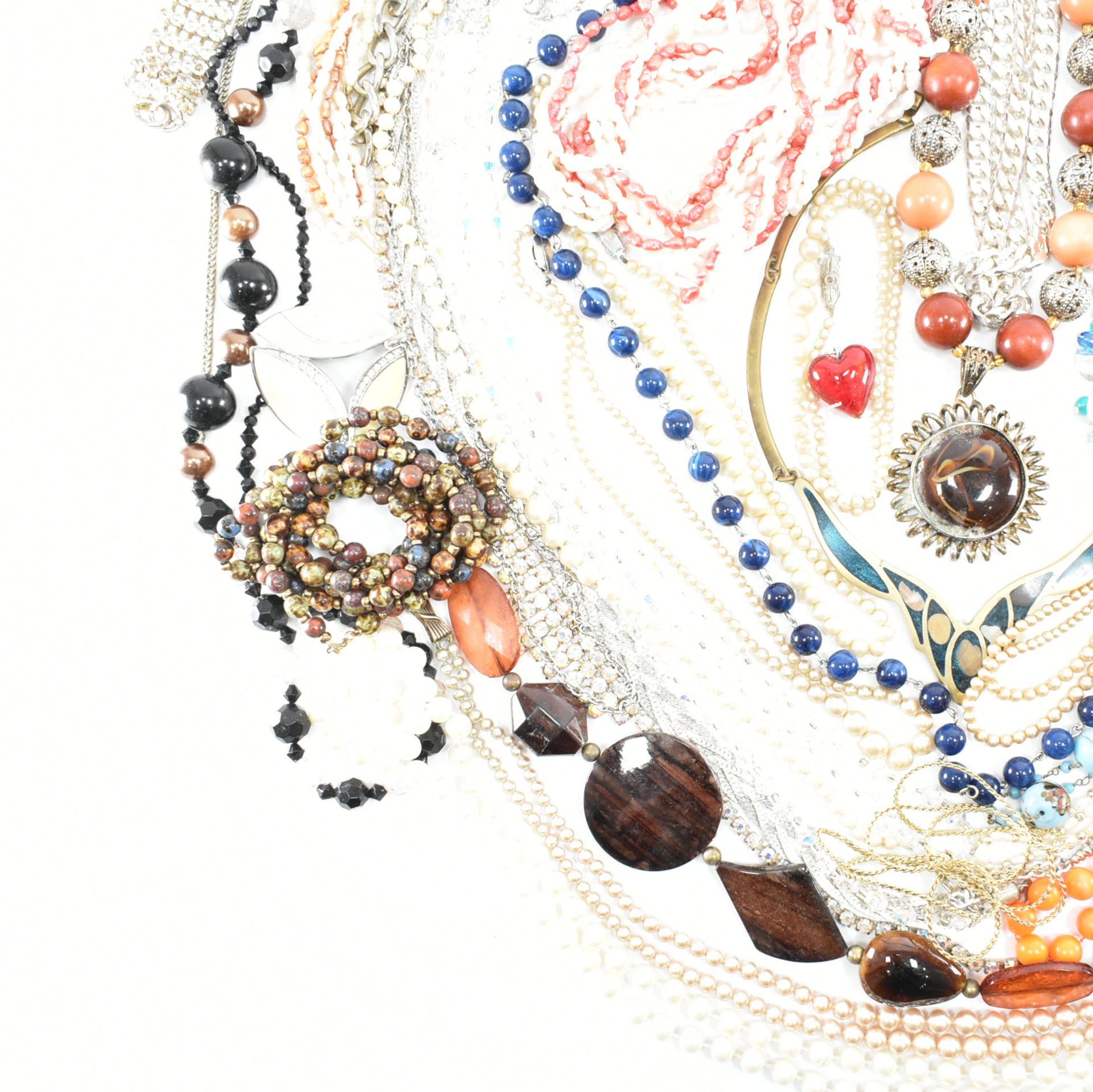 COLLECTION OF ASSORTED COSTUME JEWELLERY NECKLACES - Image 4 of 12