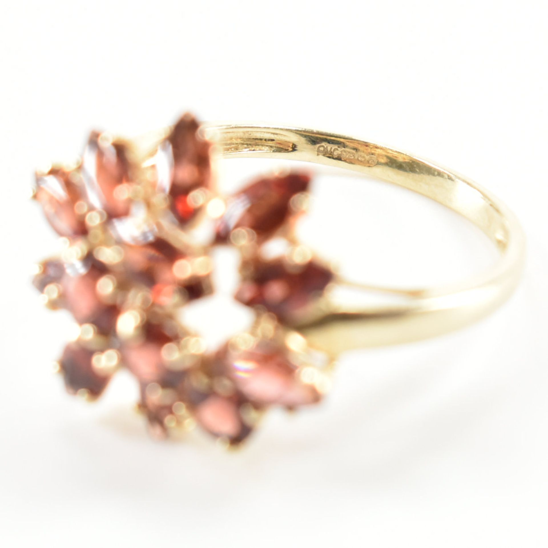 HALLMARKED 9CT GOLD & GARNET CLUSTER RING - Bild 8 aus 10