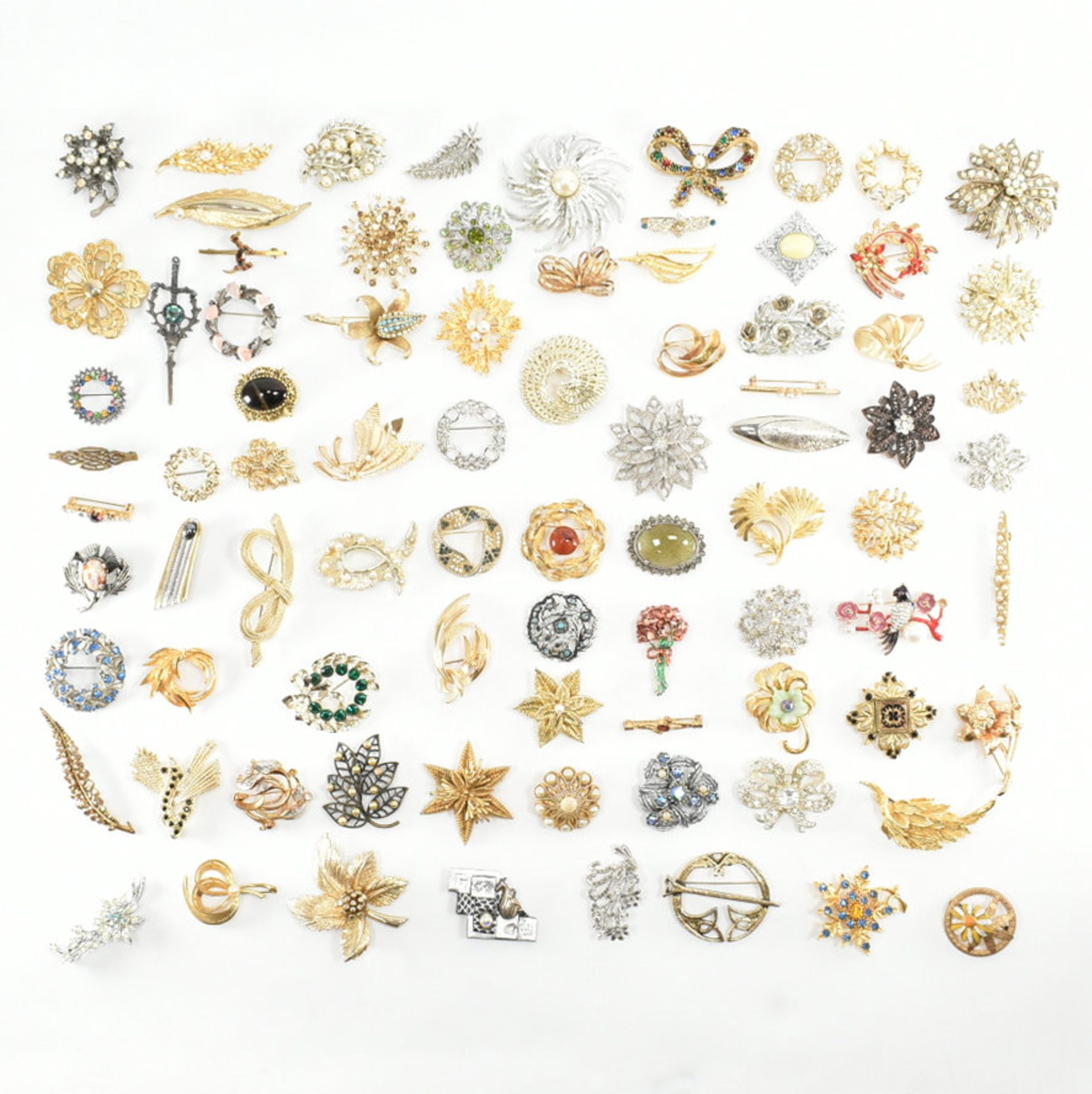 COLLECTION OF ASSORTED COSTUME JEWELLERY BROOCH PINS