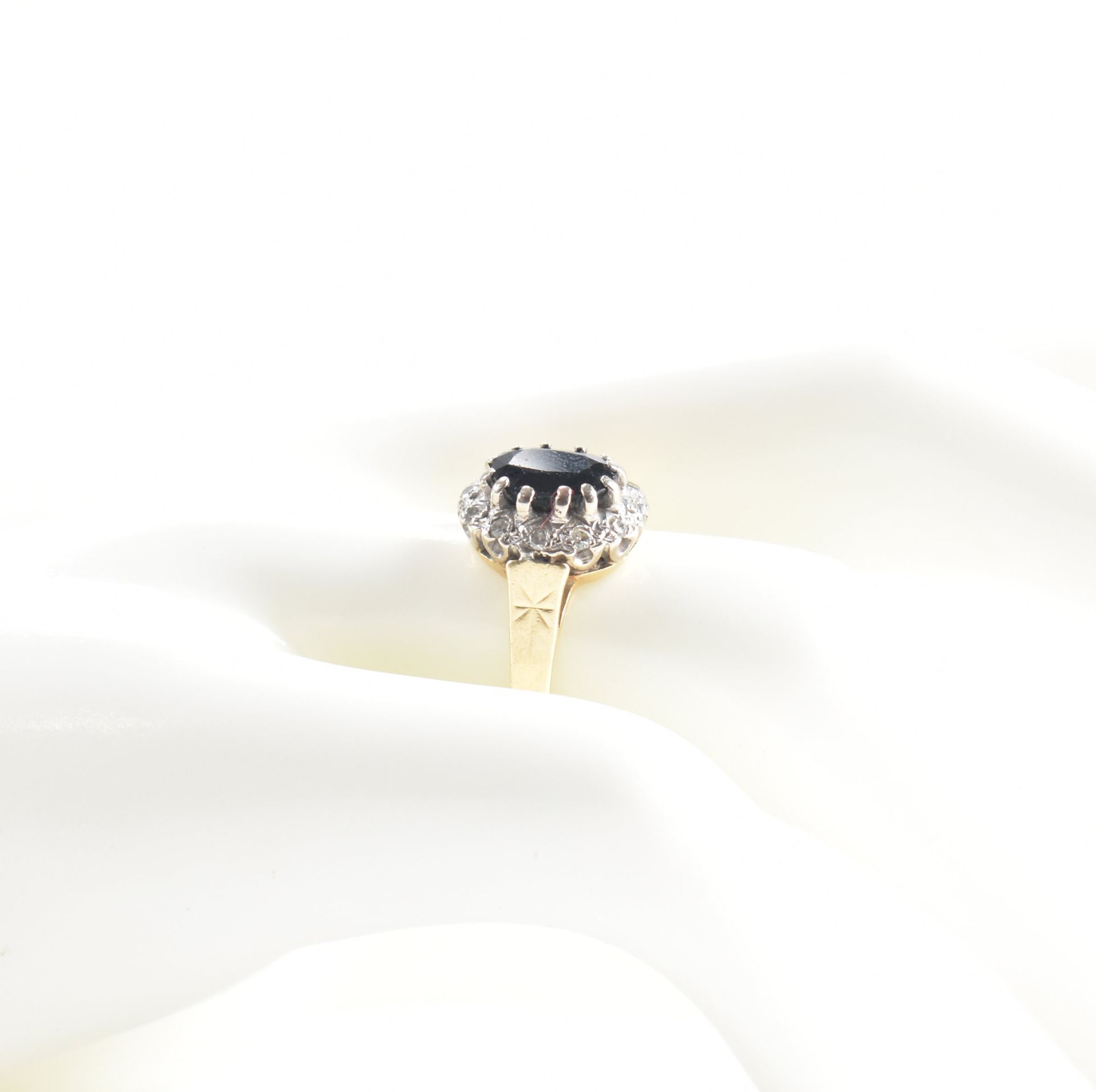 HALLMARKED 18CT GOLD SAPPHIRE & DIAMOND HALO RING - Image 10 of 10