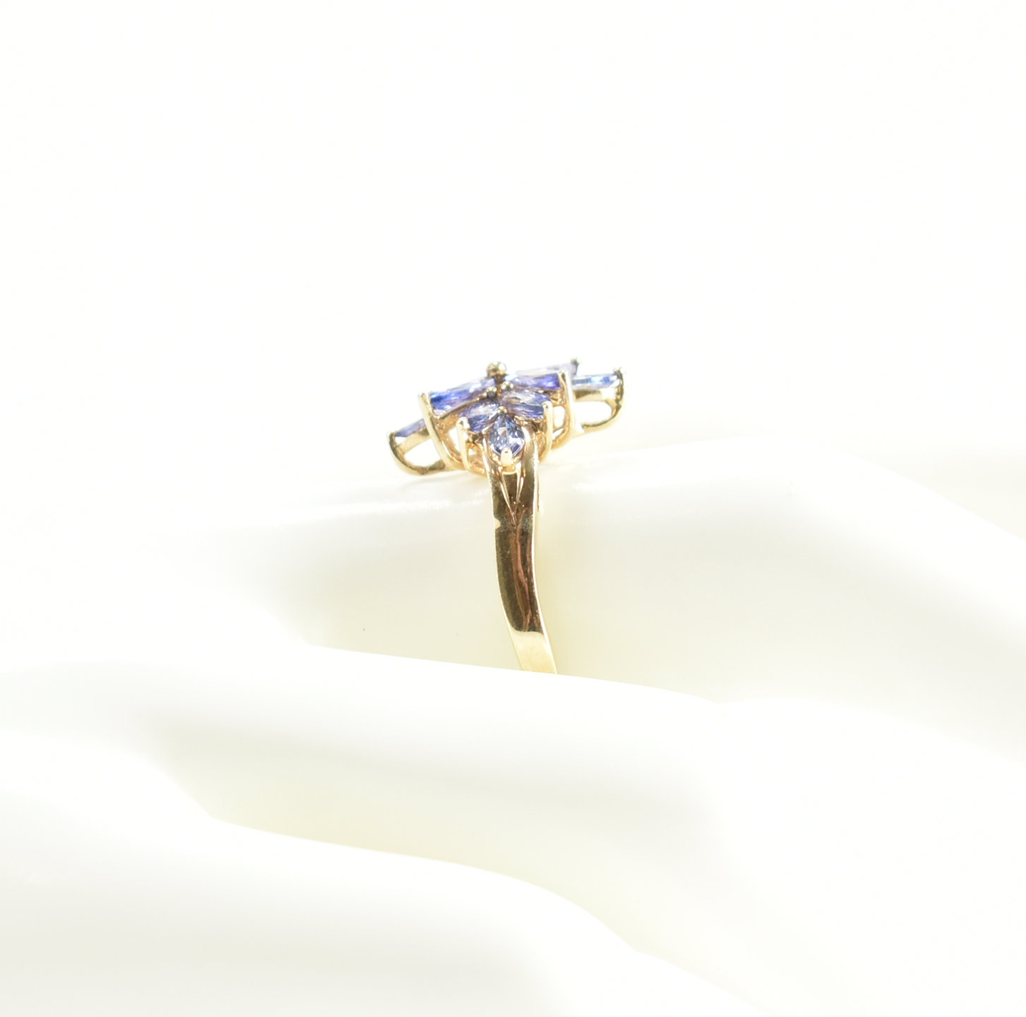 HALLMARKED 9CT GOLD & PURPLE STONE CLUSTER RING - Image 9 of 9