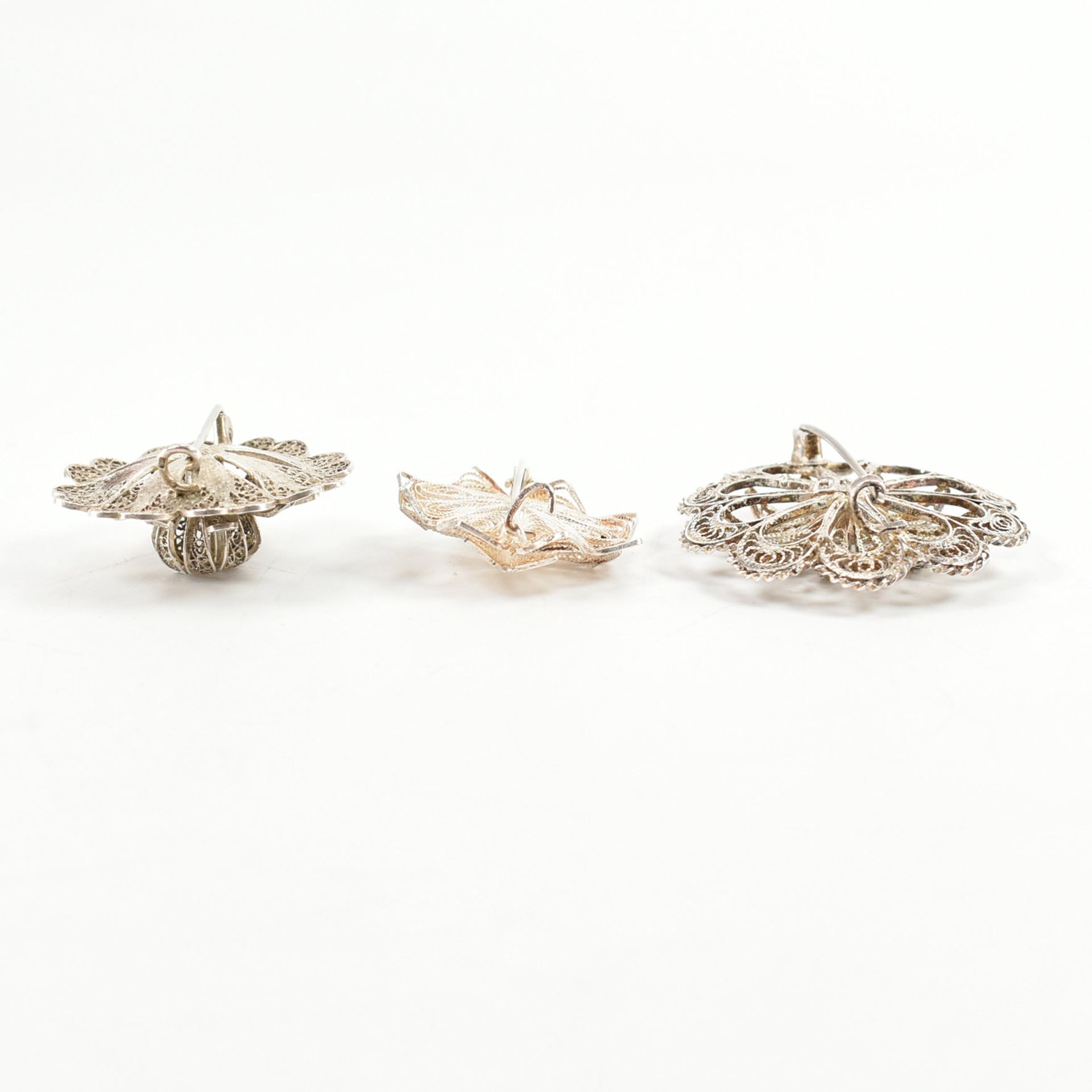 COLLECTION OF ASSORTED SILVER & WHITE METAL FILIGREE BROOCHES - Image 4 of 6