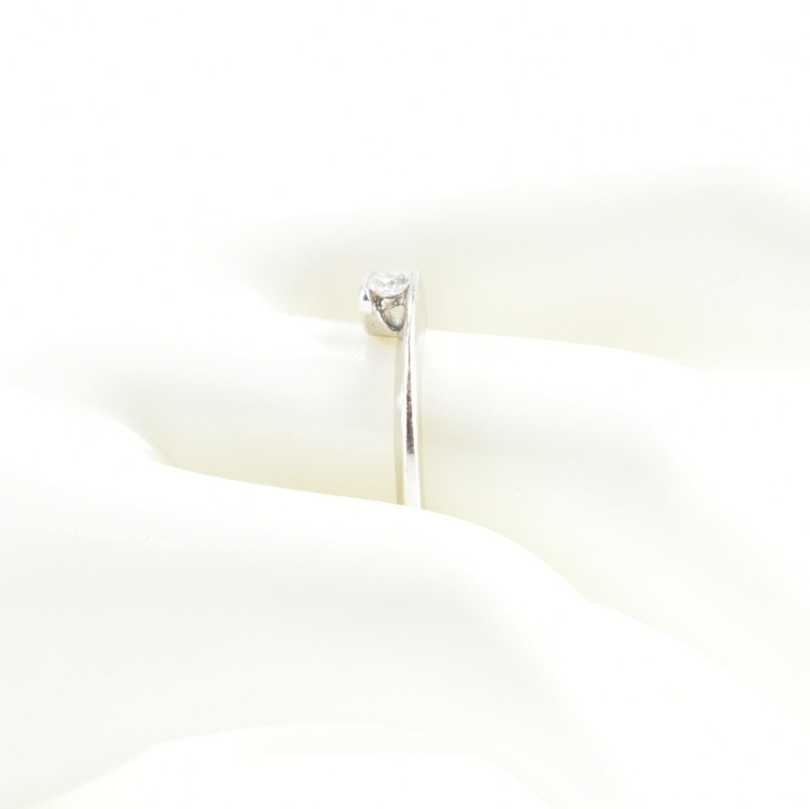 18CT WHITE GOLD & DIAMOND SOLITAIRE CROSSOVER RING - Image 7 of 7