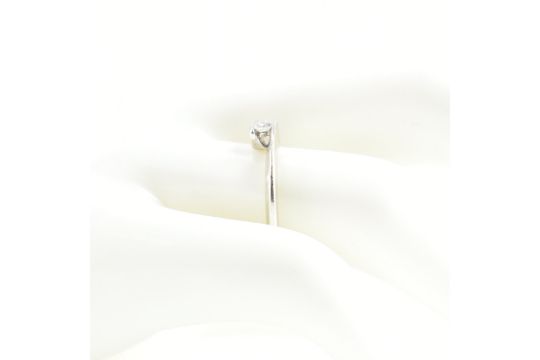 18CT WHITE GOLD & DIAMOND SOLITAIRE CROSSOVER RING - Image 7 of 7