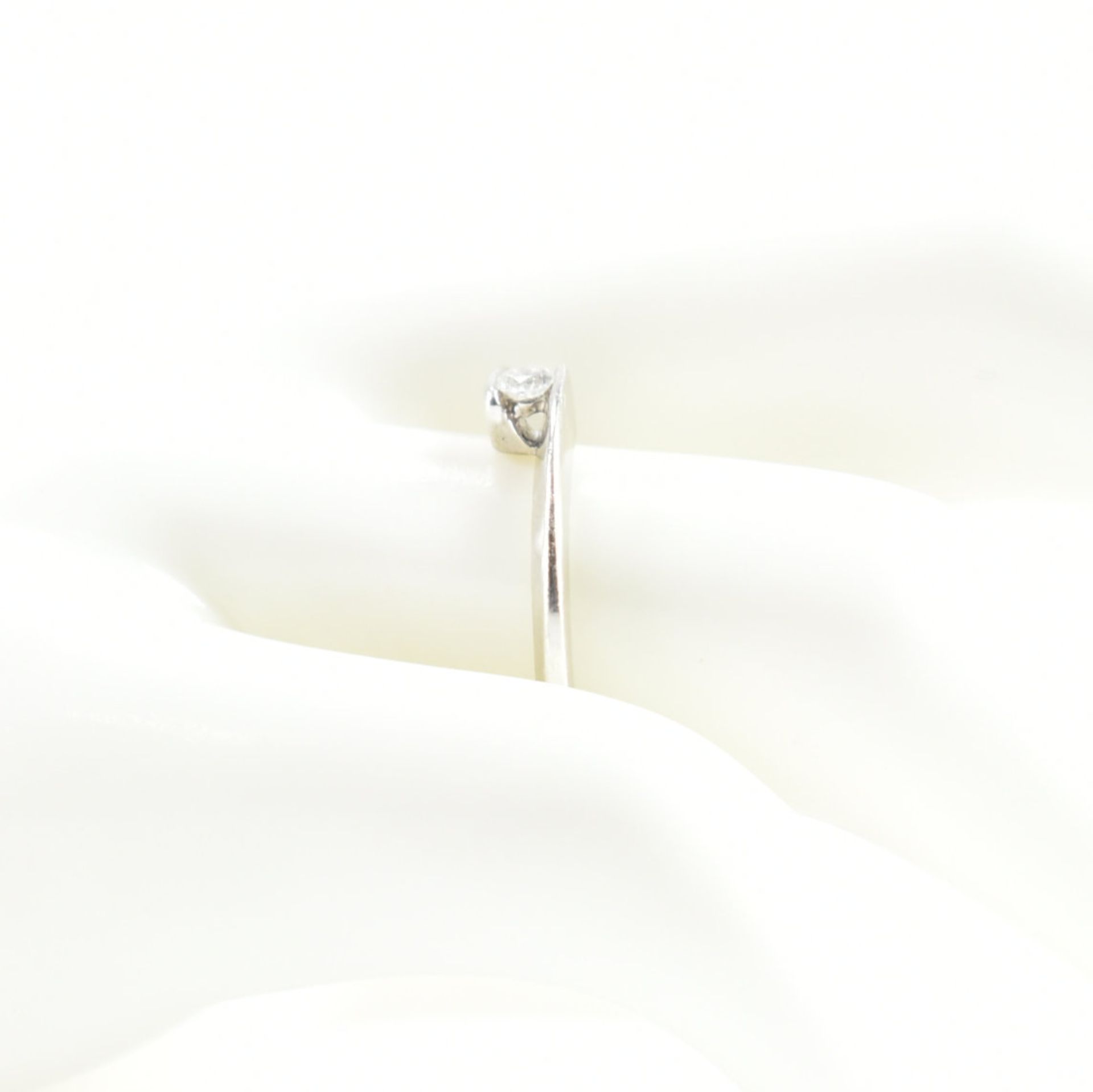 18CT WHITE GOLD & DIAMOND SOLITAIRE CROSSOVER RING - Bild 7 aus 7