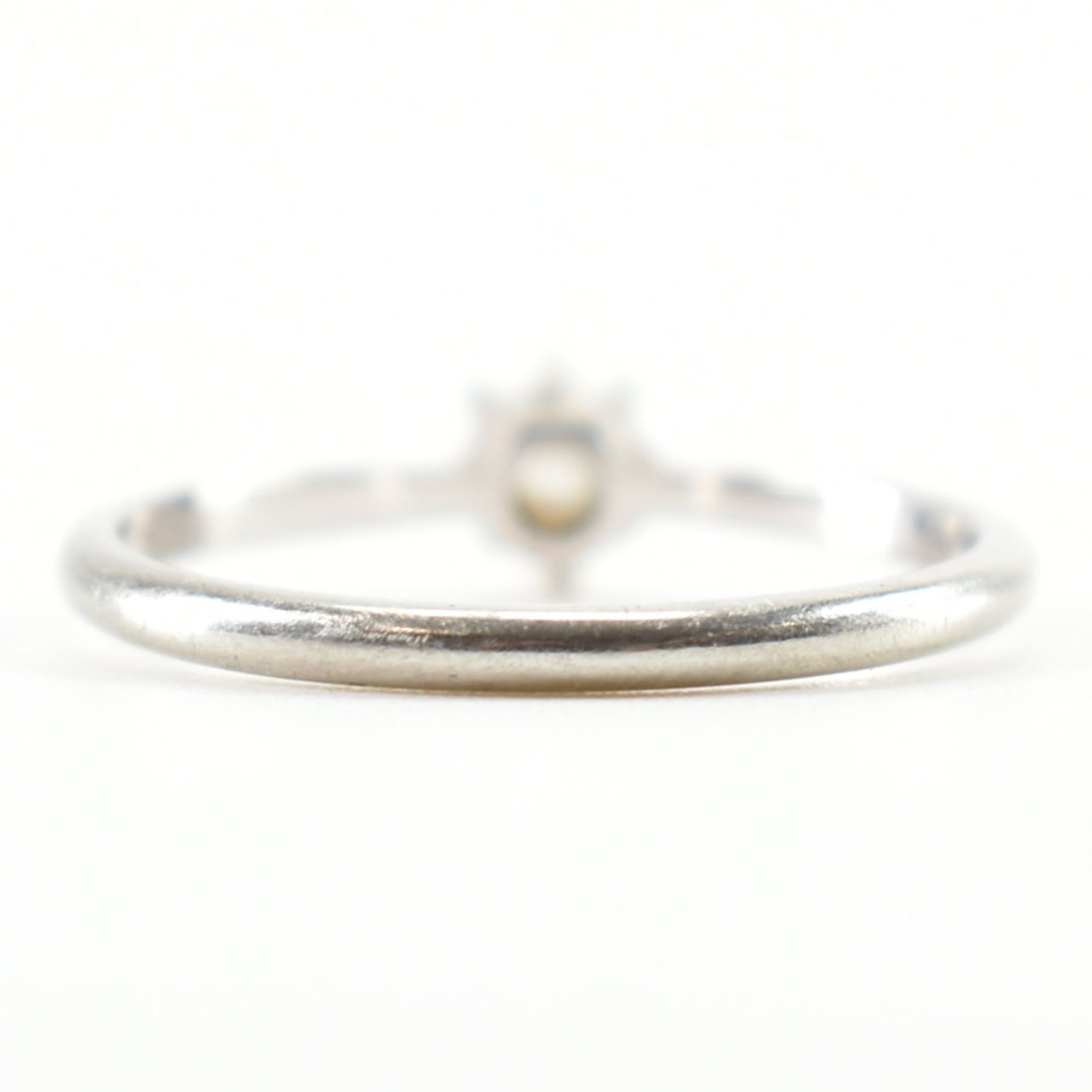 18CT WHITE GOLD & DIAMOND SOLITAIRE RING - Image 4 of 9