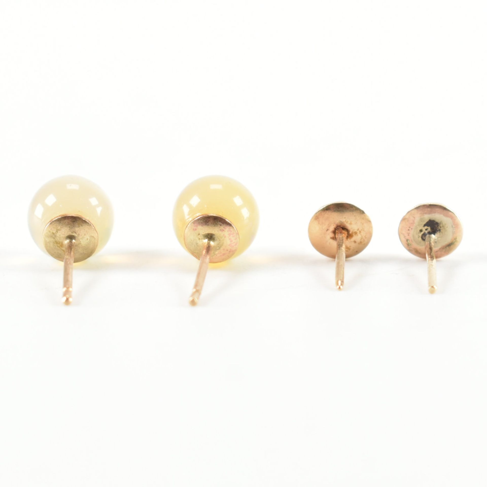 TWO PAIRS OF 9CT GOLD STUD EARRINGS - Bild 5 aus 6