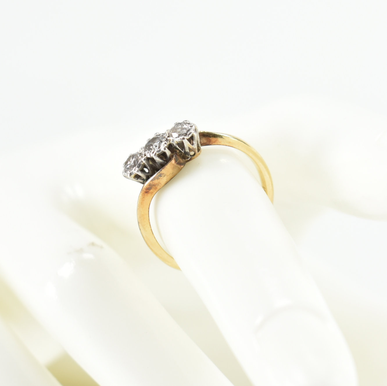 18CT GOLD & PLATINUM DIAMOND THREE STONE RING - Image 10 of 10