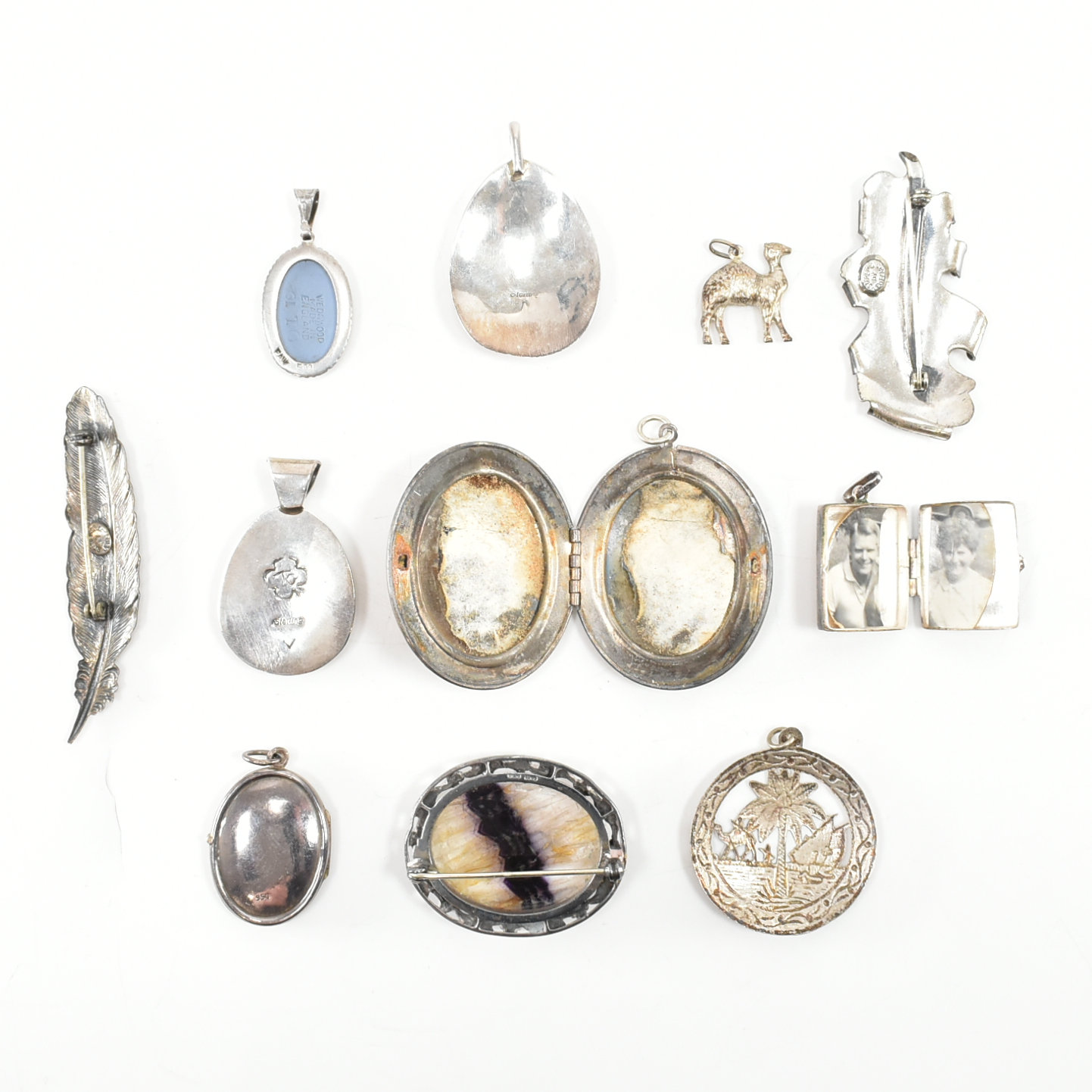 COLLECTION OF ASSORTED SILVER NECKLACE PENDANTS & BROOCH PINS - Image 4 of 9