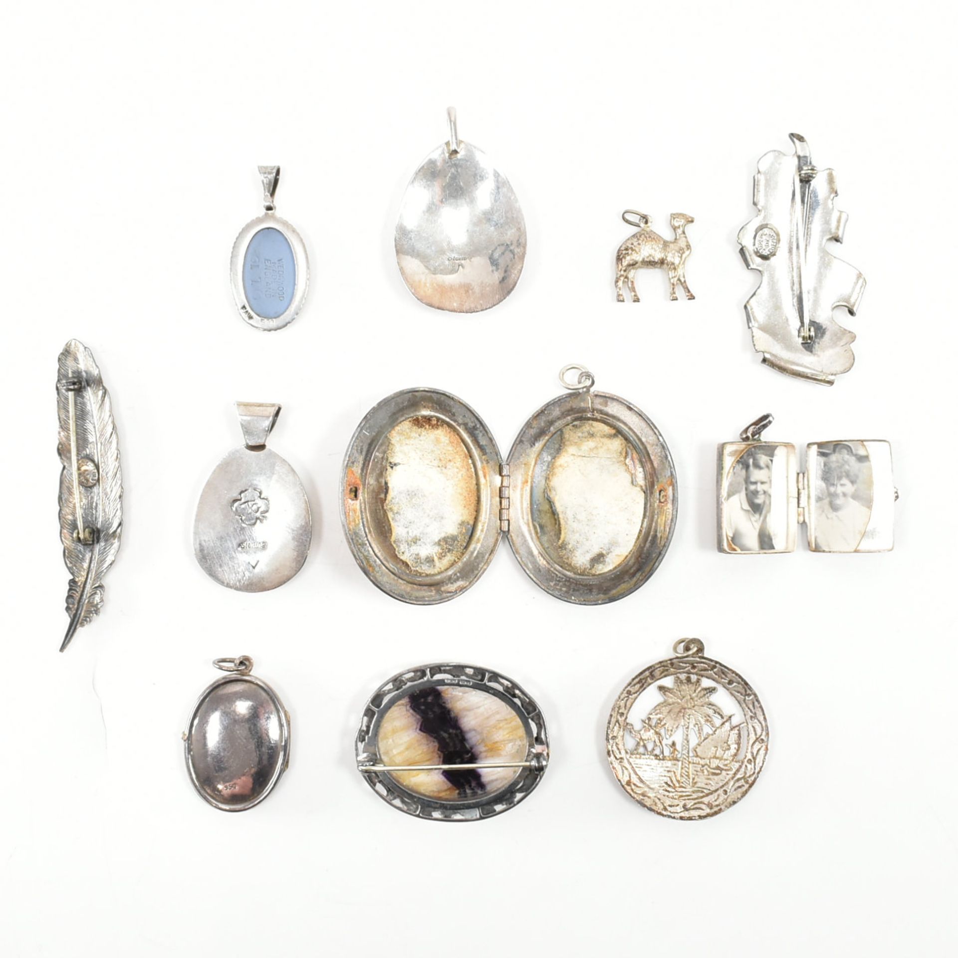 COLLECTION OF ASSORTED SILVER NECKLACE PENDANTS & BROOCH PINS - Bild 4 aus 9