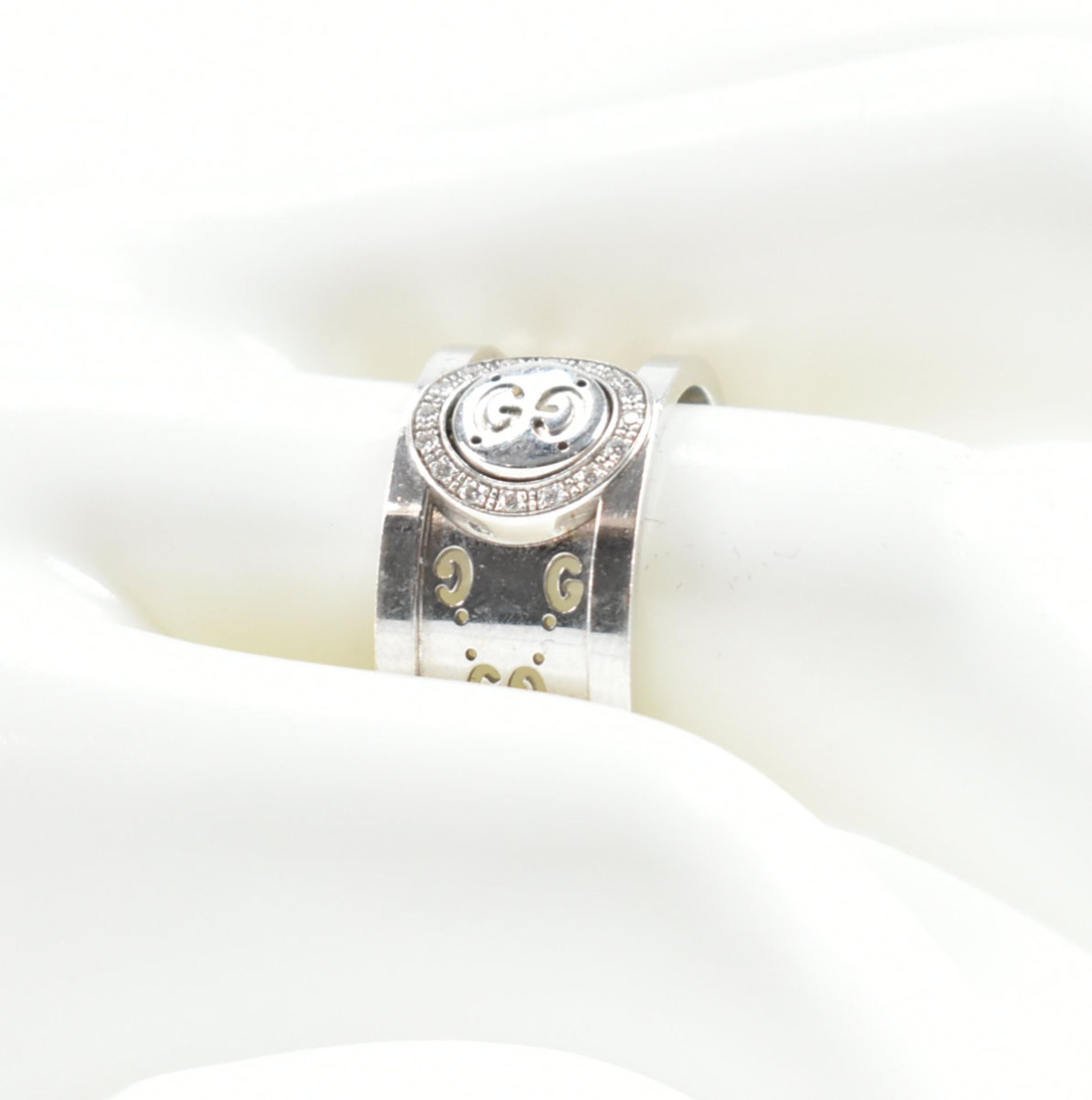 GUCCI HALLMARKED 18CT WHITE GOLD & DIAMOND RING - Bild 8 aus 8