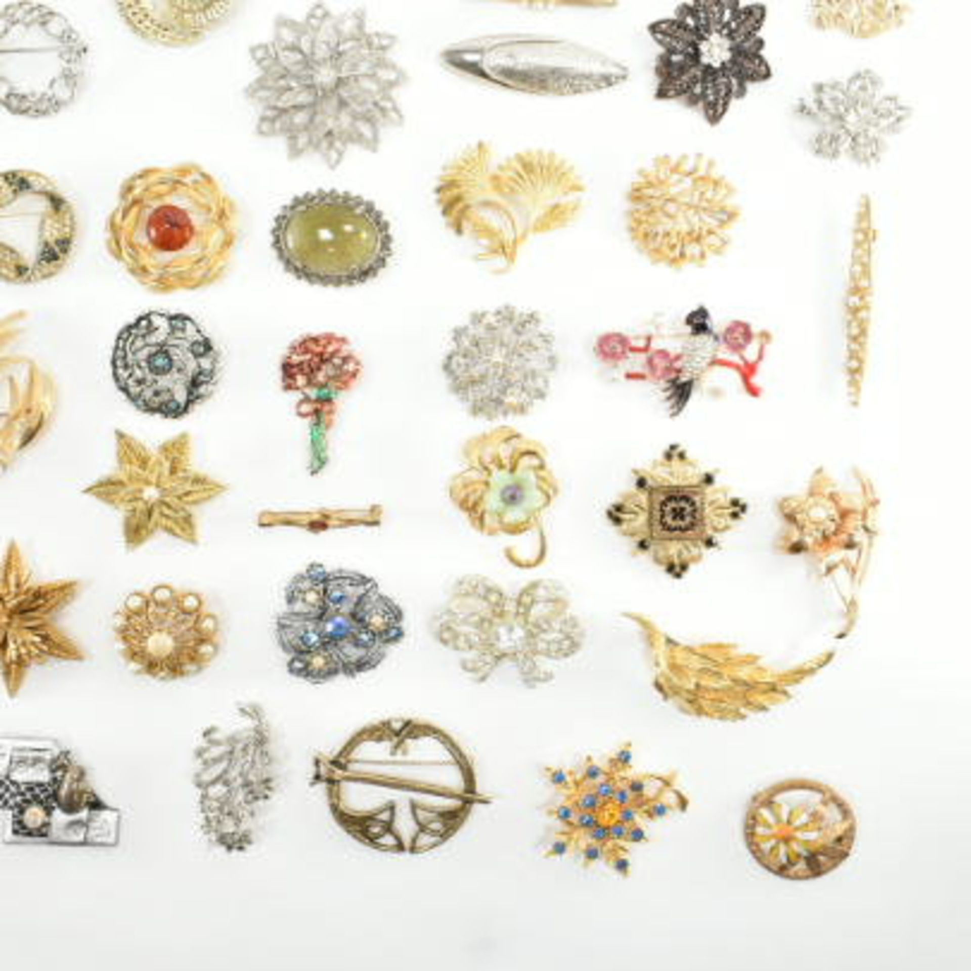 COLLECTION OF ASSORTED COSTUME JEWELLERY BROOCH PINS - Bild 2 aus 8