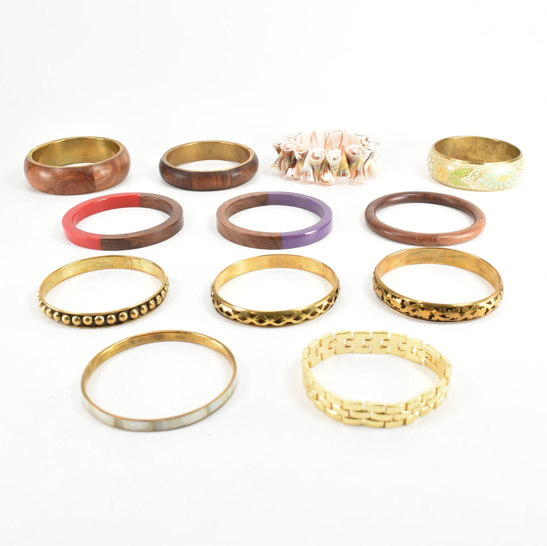 COLLECTION OF ASSORTED COSTUME JEWELLERY BANGLES & BRACELETS - Image 2 of 4