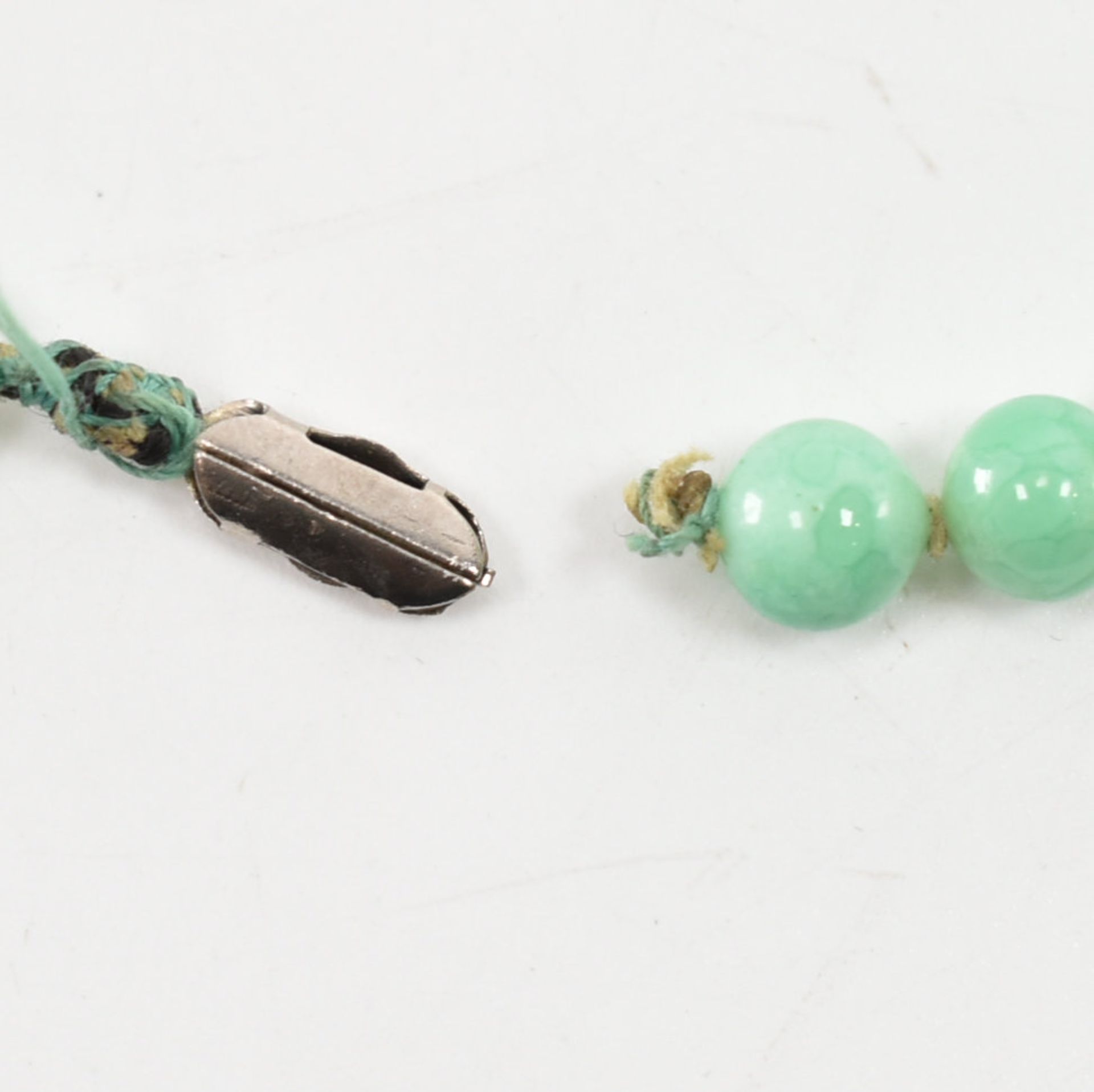 TWO VINTAGE STRINGS OF JADE & GREEN STONE BEADS - Image 3 of 4