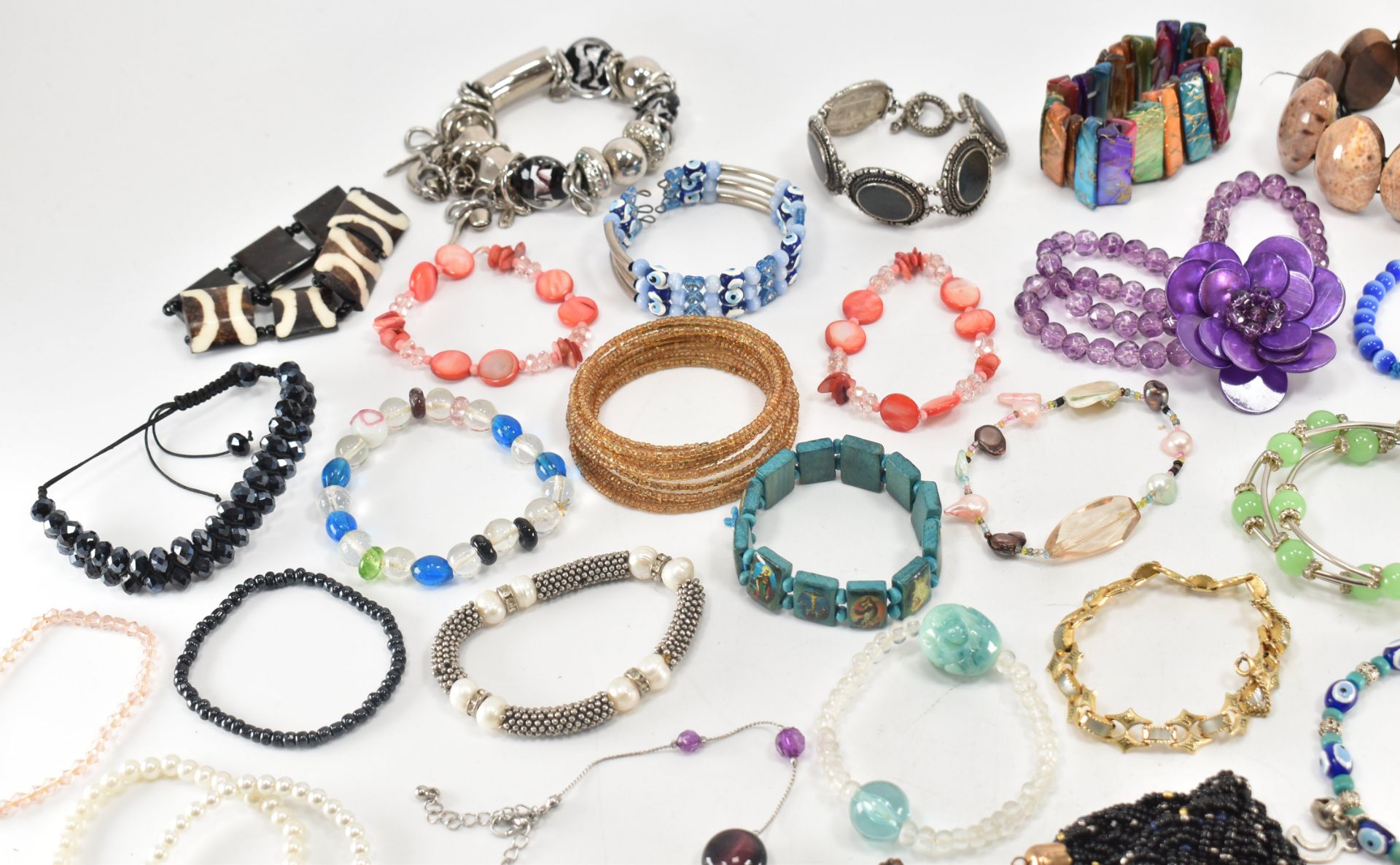 COLLECTION OF ASSORTED COSTUME JEWELLERY BRACELETS - Image 10 of 13