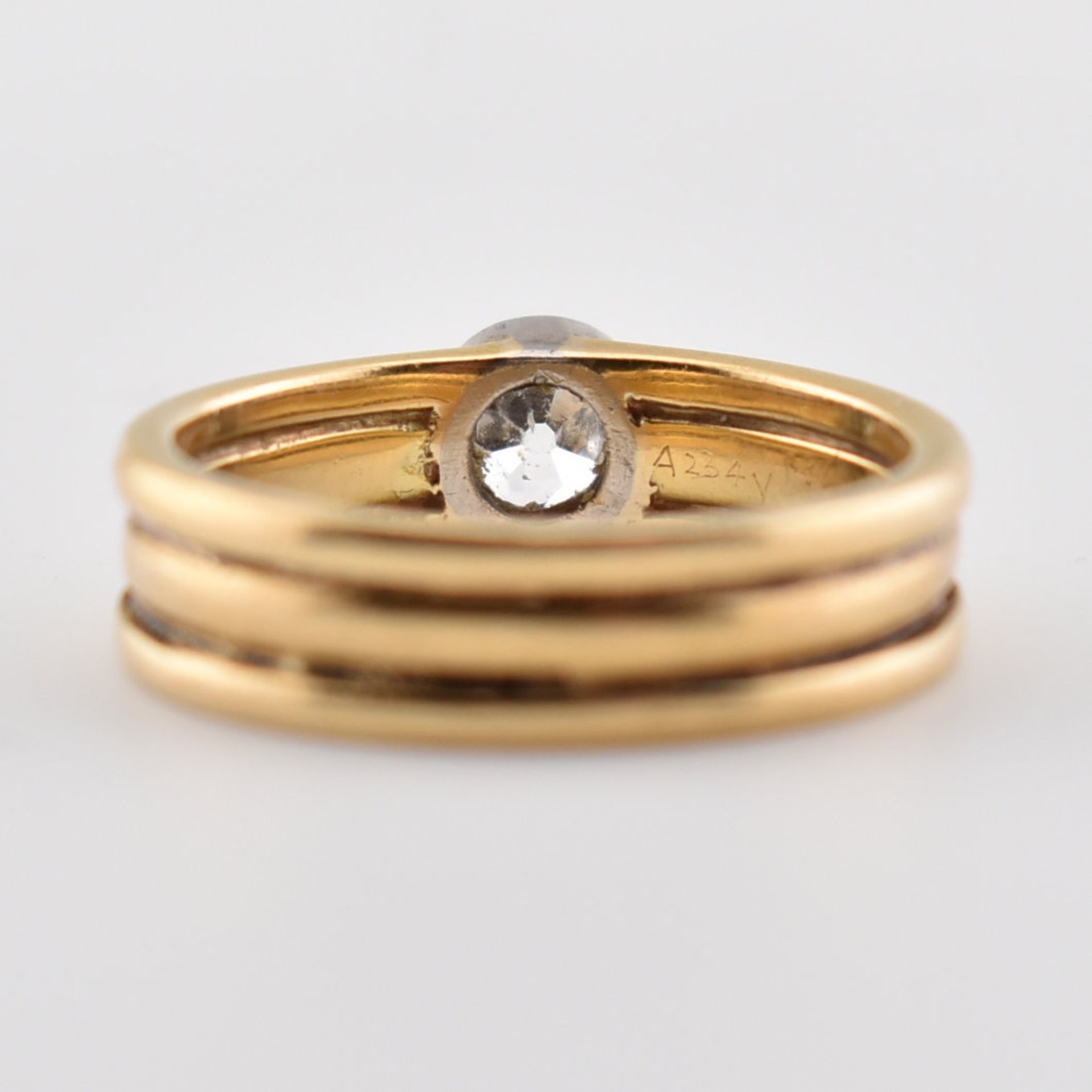 18CT GOLD & DIAMOND SOLITAIRE RING - Image 2 of 7