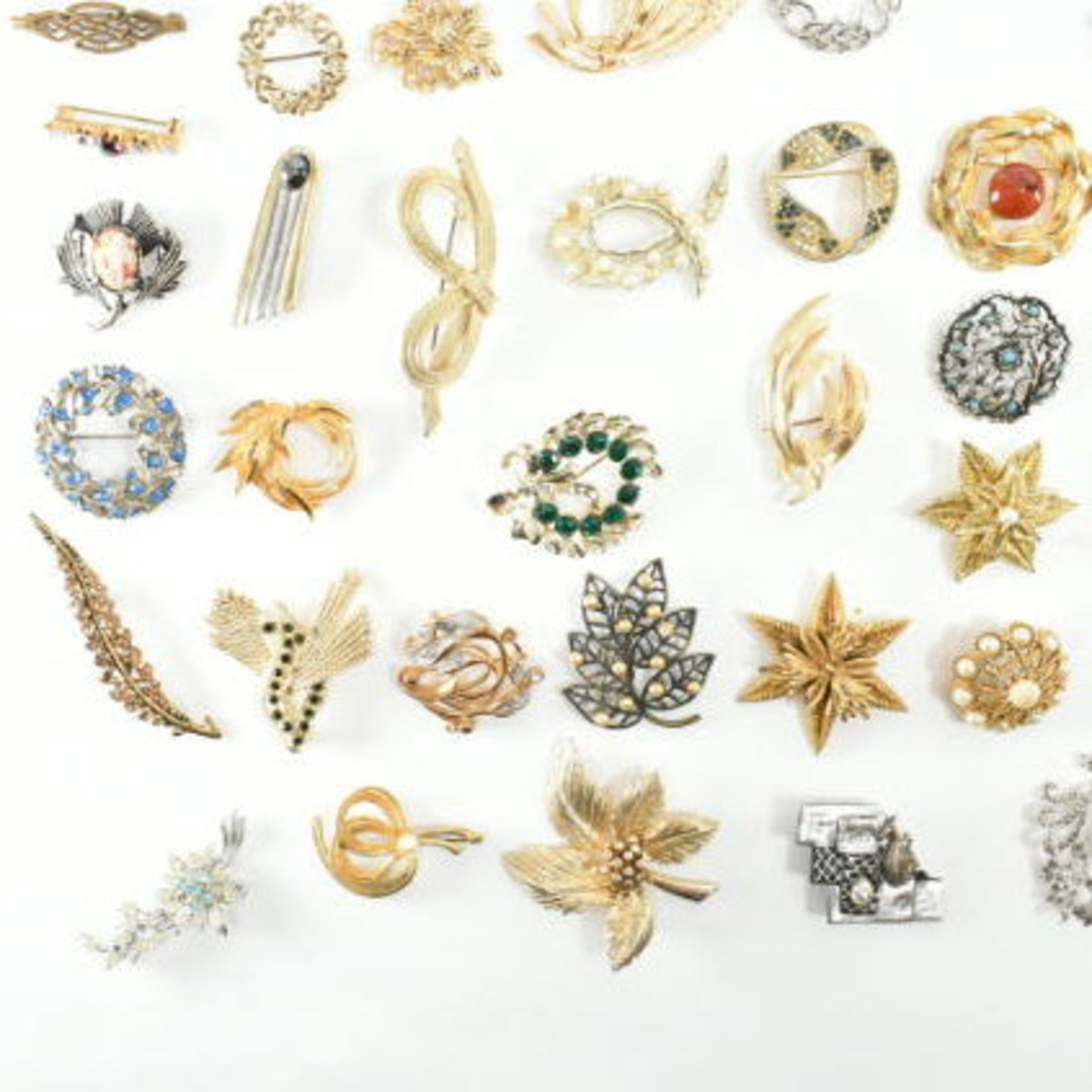 COLLECTION OF ASSORTED COSTUME JEWELLERY BROOCH PINS - Bild 4 aus 8