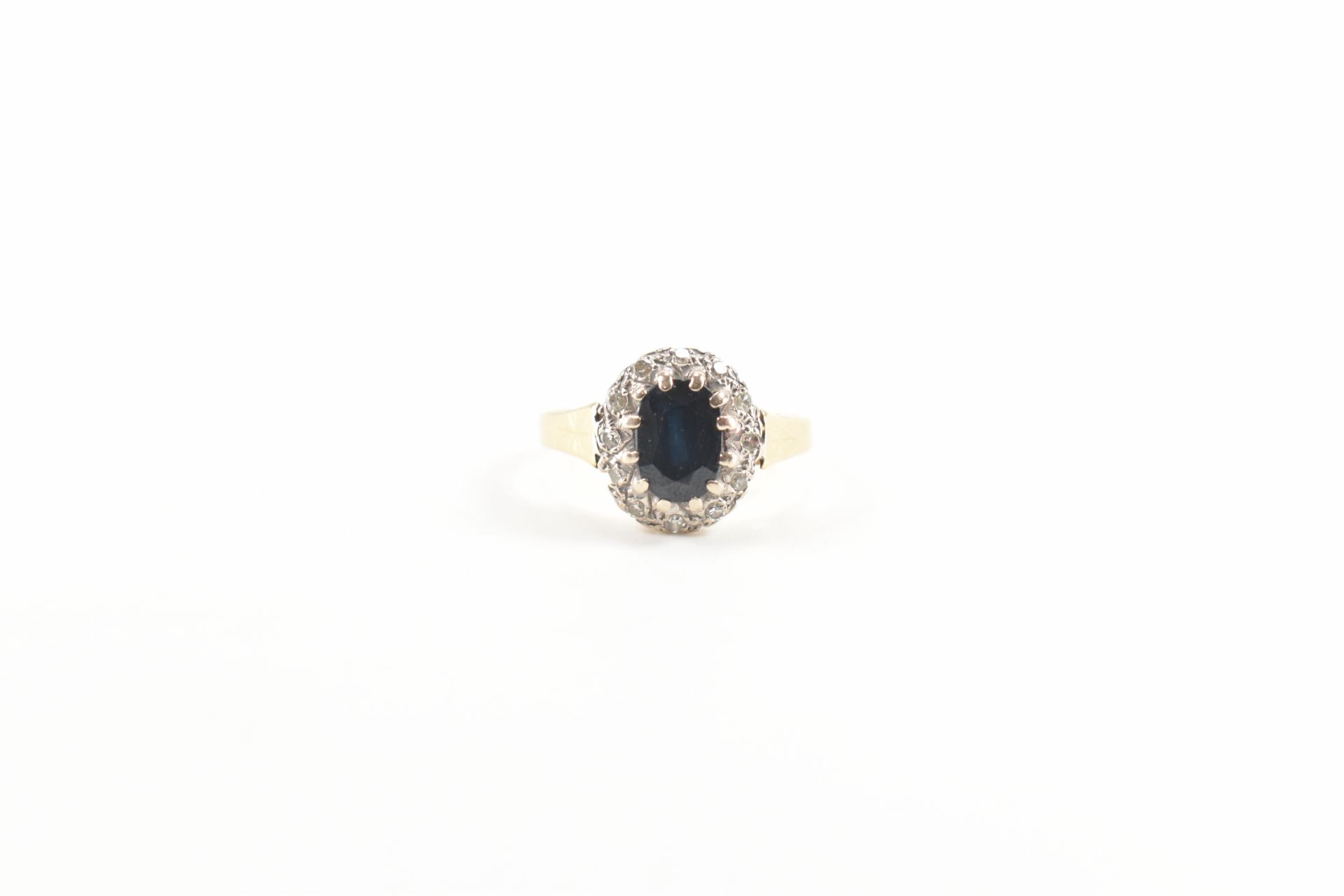 HALLMARKED 18CT GOLD SAPPHIRE & DIAMOND HALO RING - Bild 2 aus 10