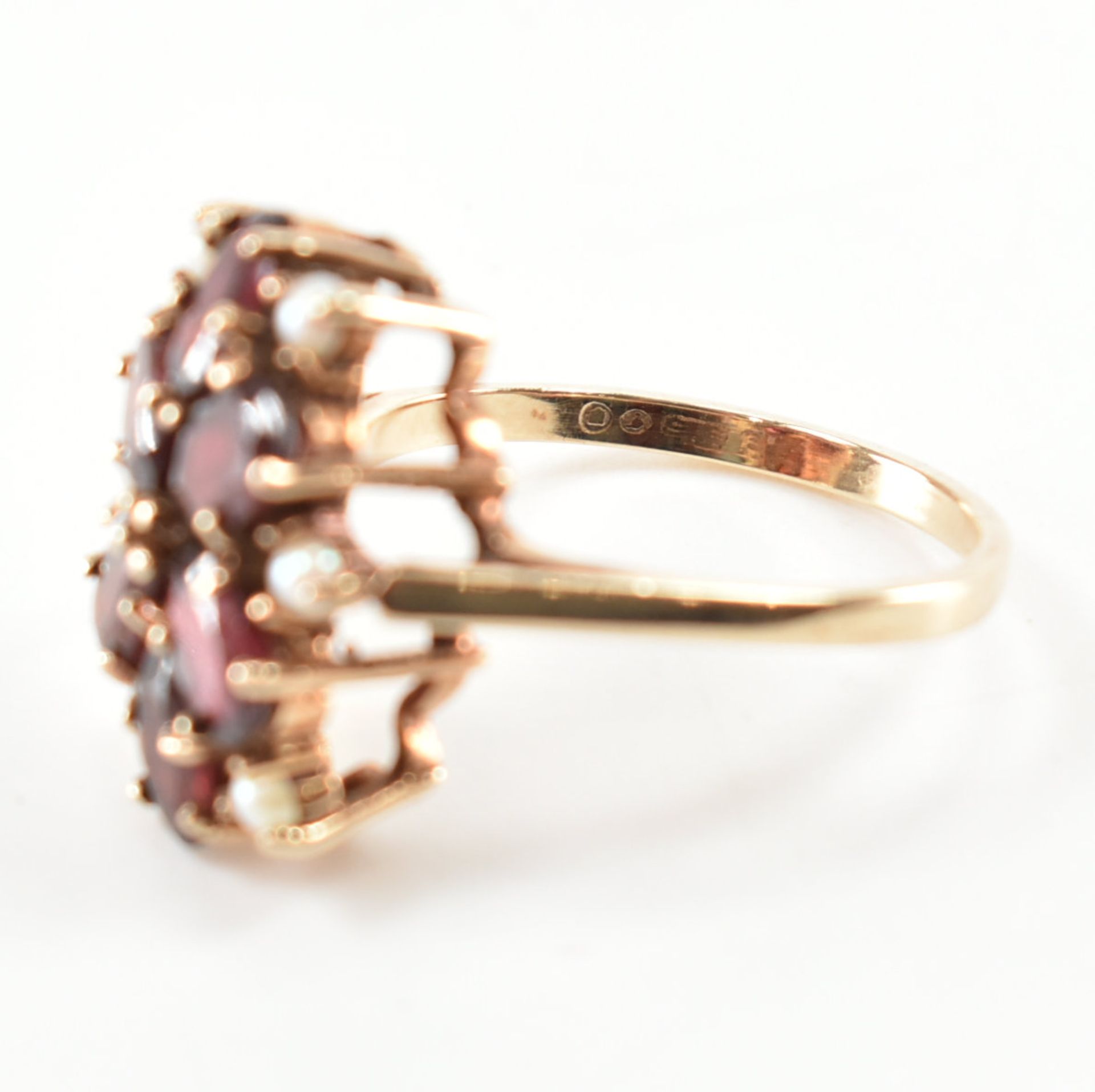 HALLMARKED 9CT GOLD GARNET & PEARL CLUSTER RING - Image 6 of 11