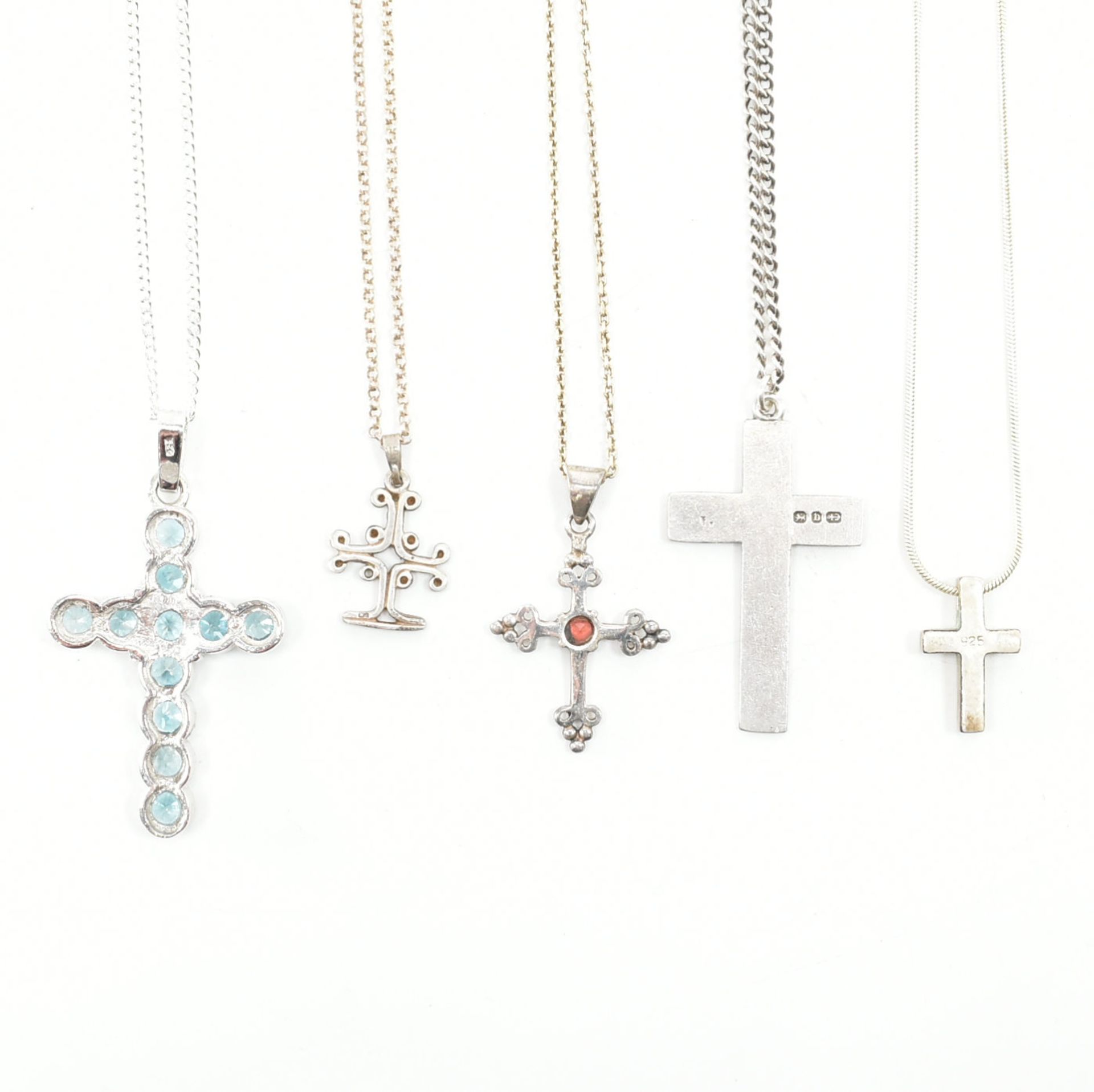 COLLECTION OF SILVER & WHITE METAL CRUCIFIX PENDANT NECKLACES - Bild 2 aus 4