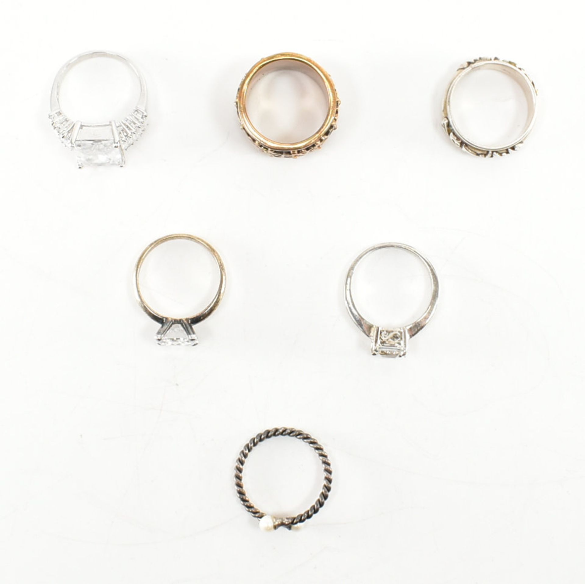 COLLECTION OF SILVER WHITE & YELLOW METAL RINGS - Bild 2 aus 3