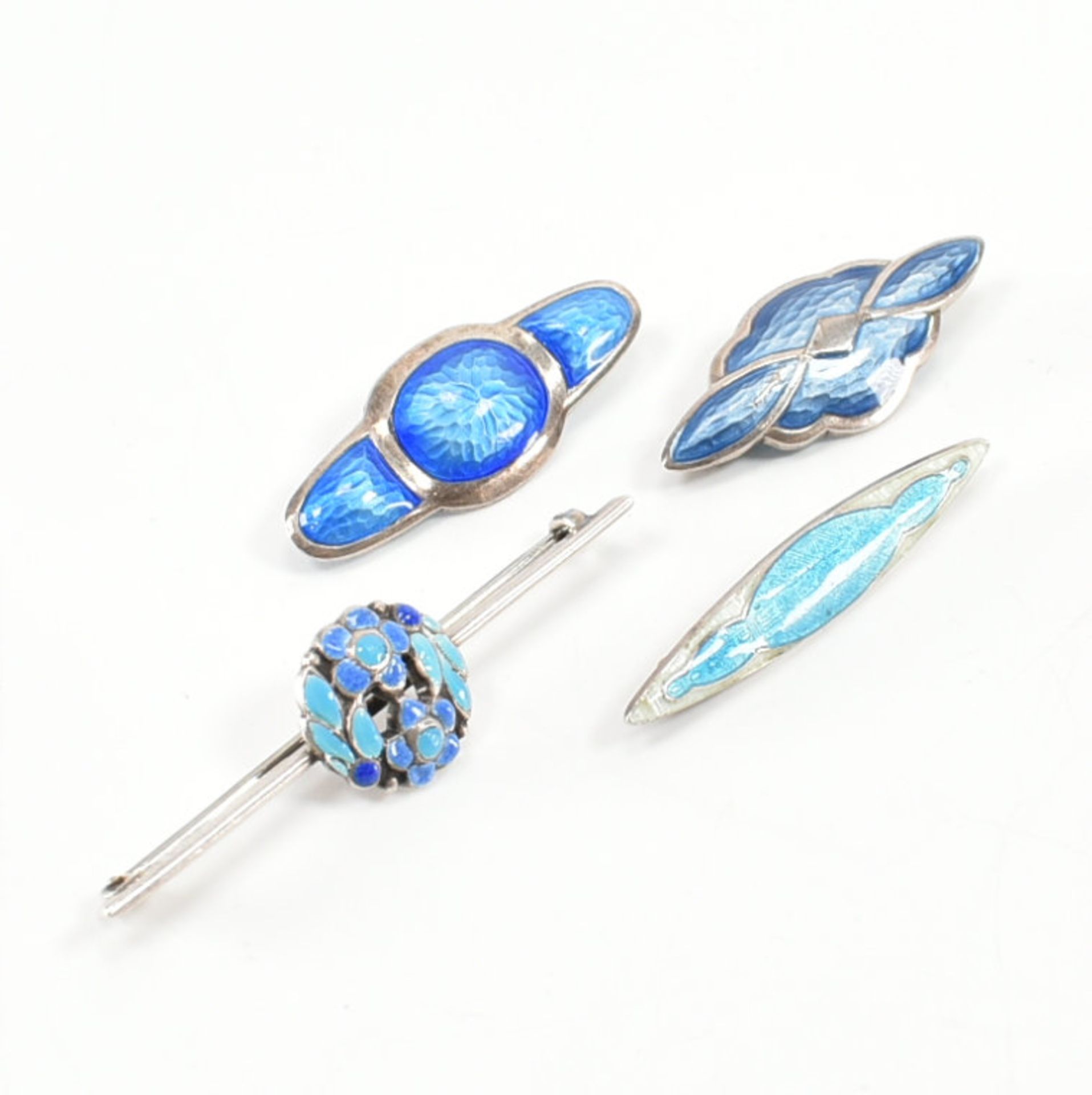 FOUR EARLY 20TH CENTURY SILVER & ENAMEL BROOCH PINS - Image 3 of 8