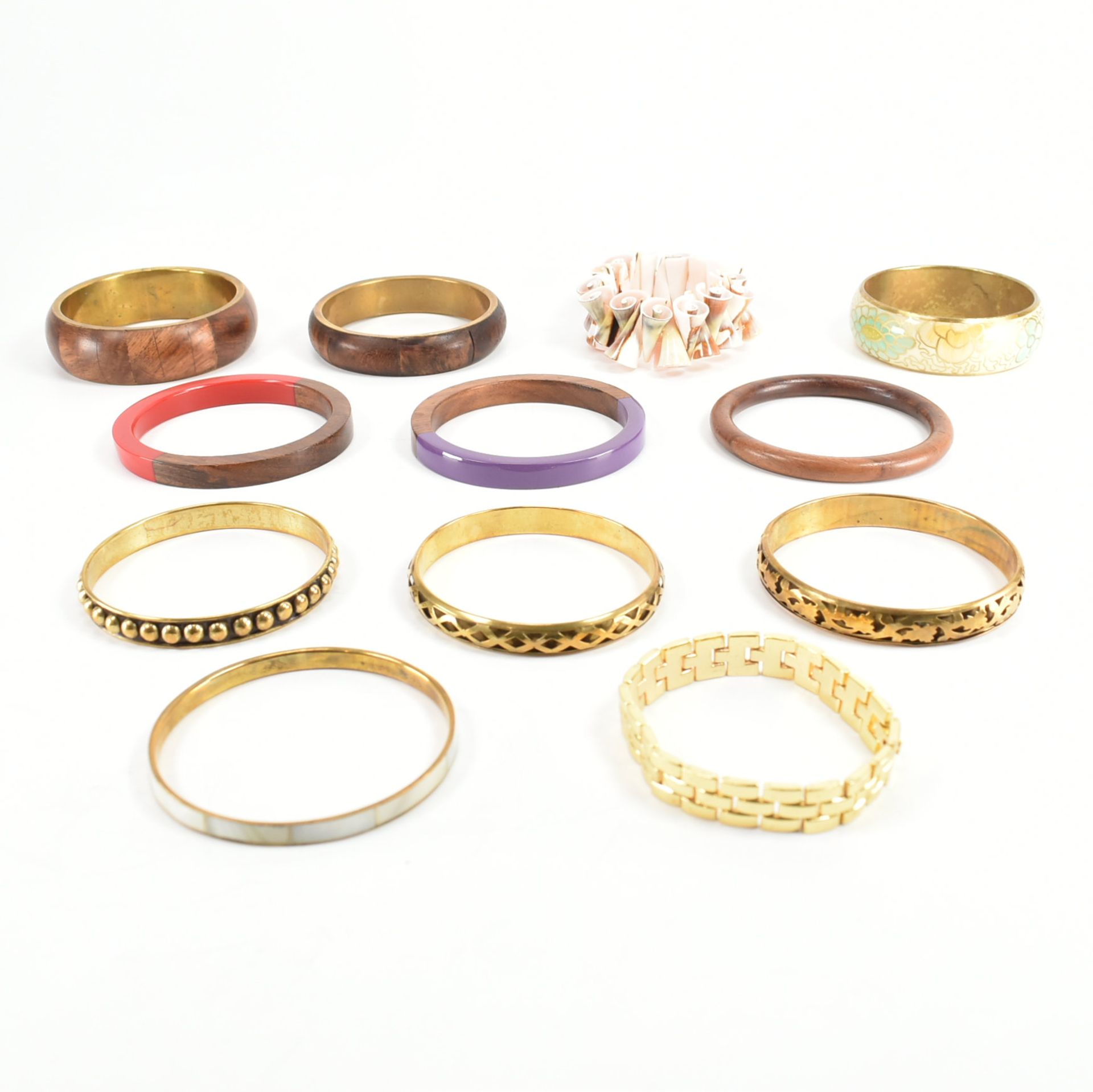 COLLECTION OF ASSORTED COSTUME JEWELLERY BANGLES & BRACELETS - Image 3 of 4