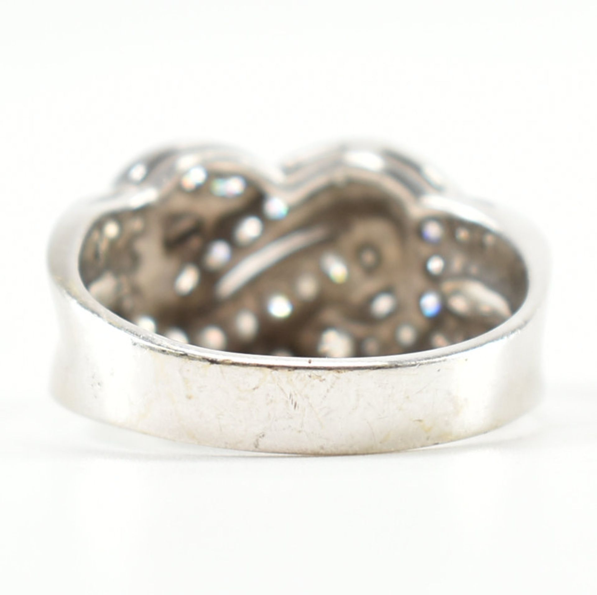 HALLMARKED 9CT WHITE GOLD & DIAMOND KNOT RING - Image 3 of 8