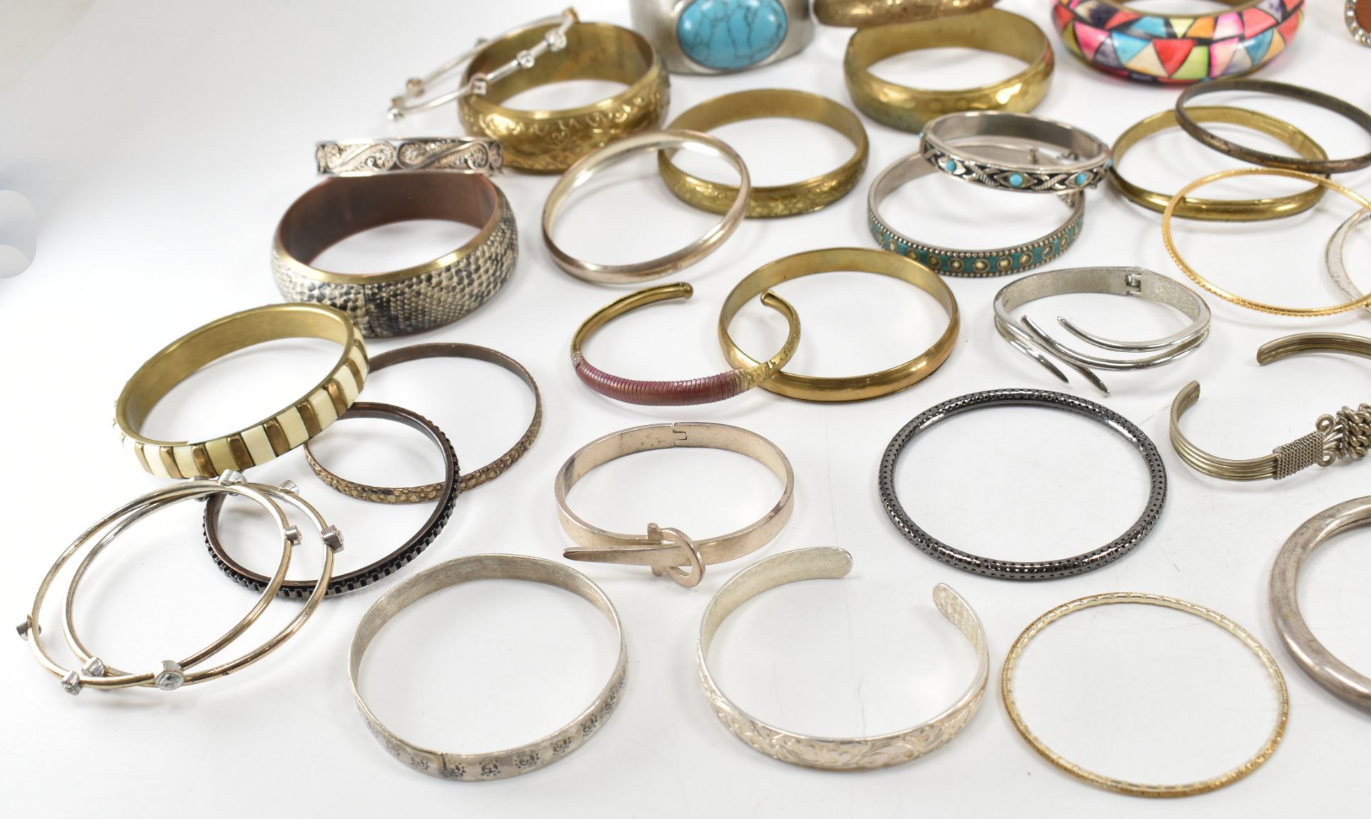 COLLECTION OF ASSORTED BANGLE BRACELETS - Bild 6 aus 7