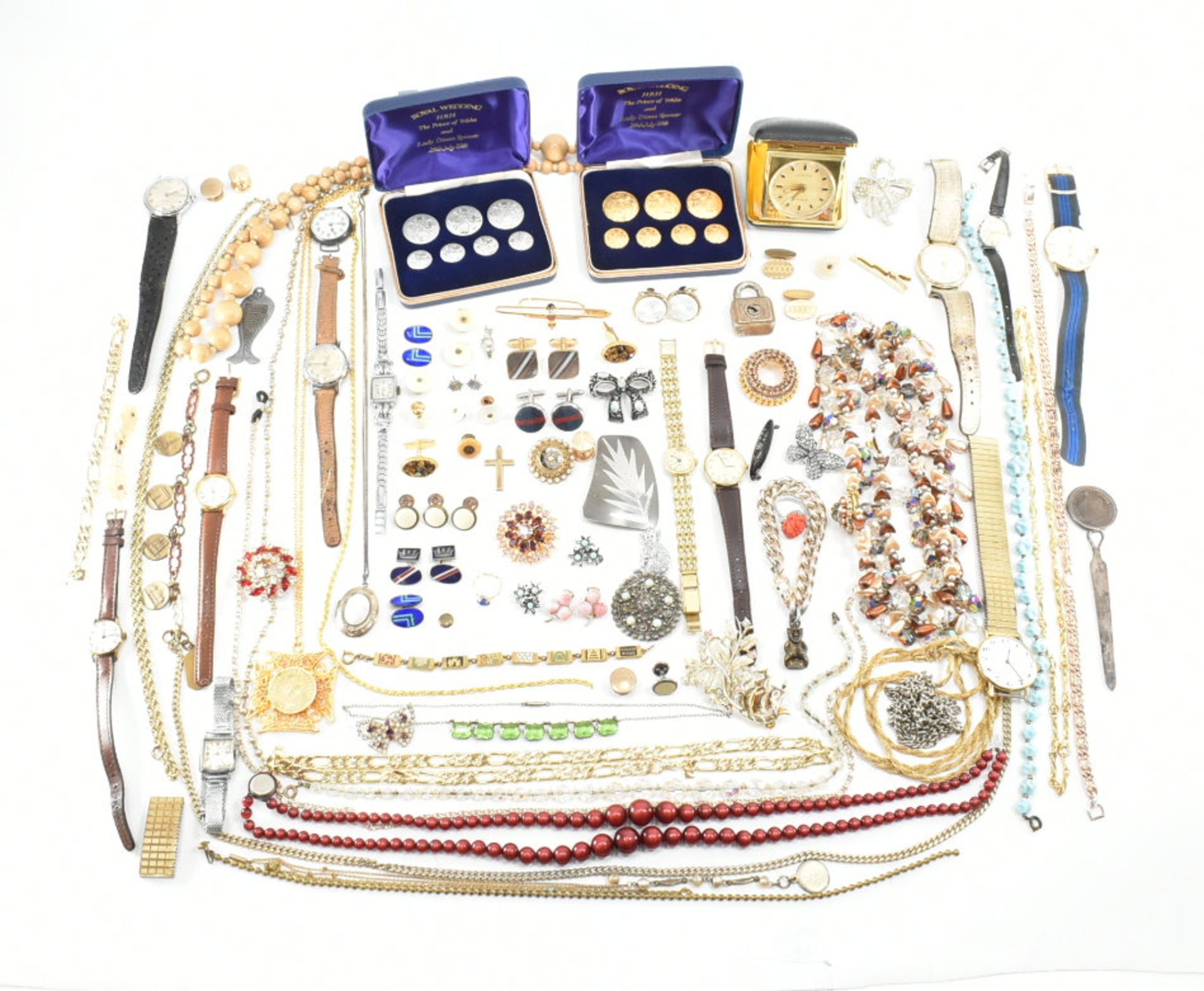 COLLECTION OF VINTAGE COSTUME JEWELLERY