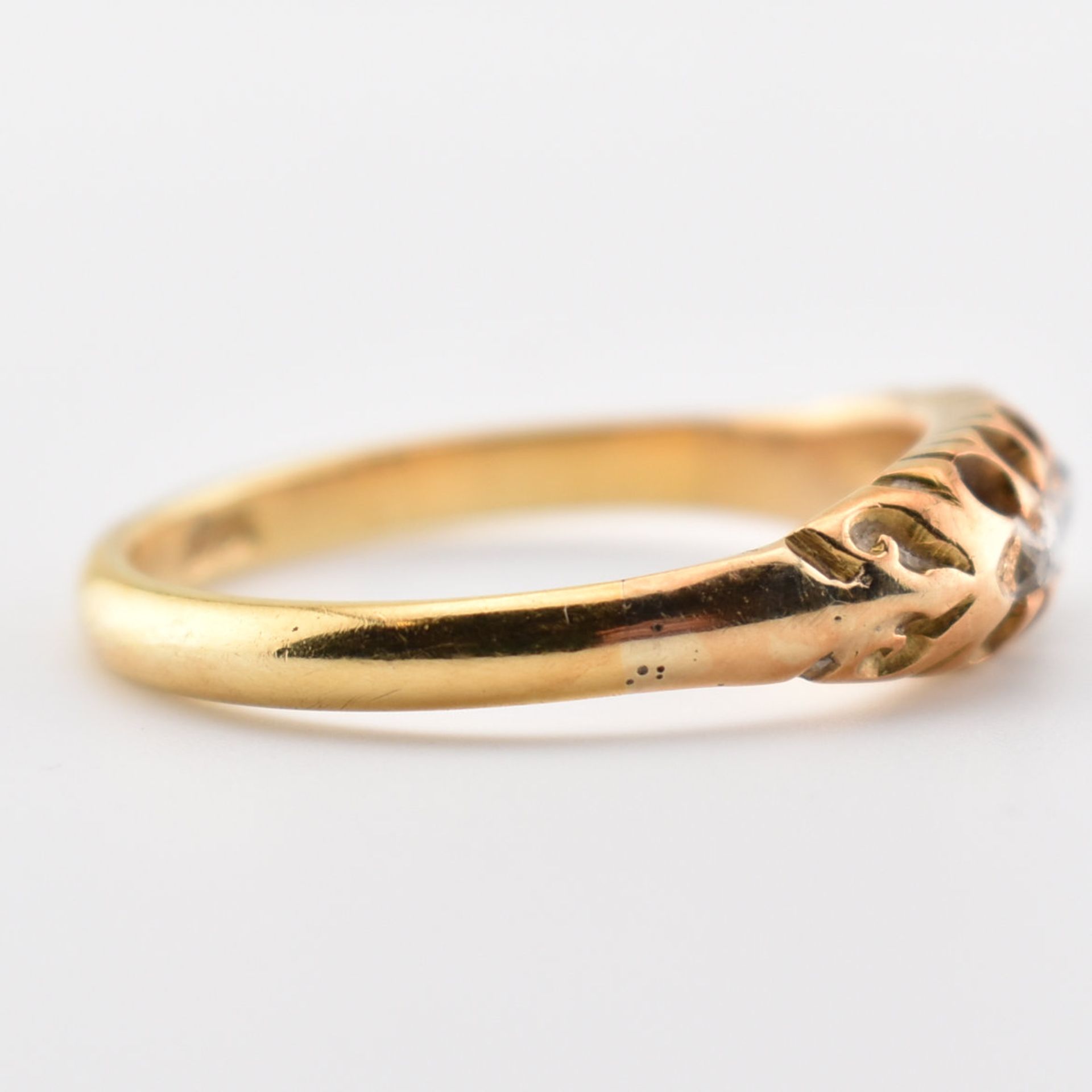 18CT GOLD & DIAMOND FIVE STONE RING - Image 3 of 6