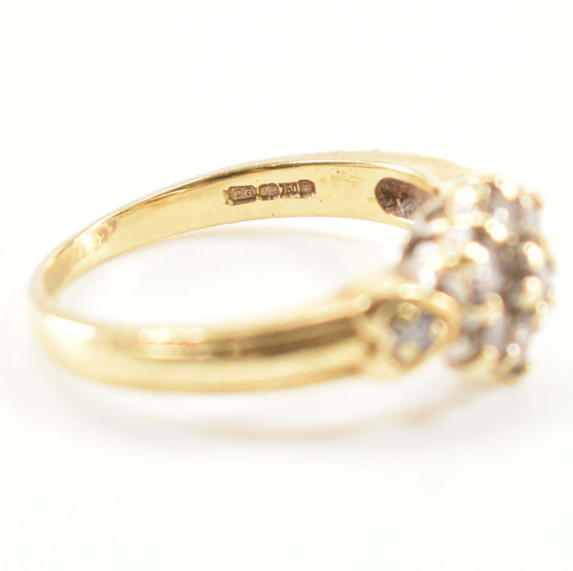 HALLMARKED 18CT GOLD & DIAMOND CLUSTER RING - Image 8 of 9