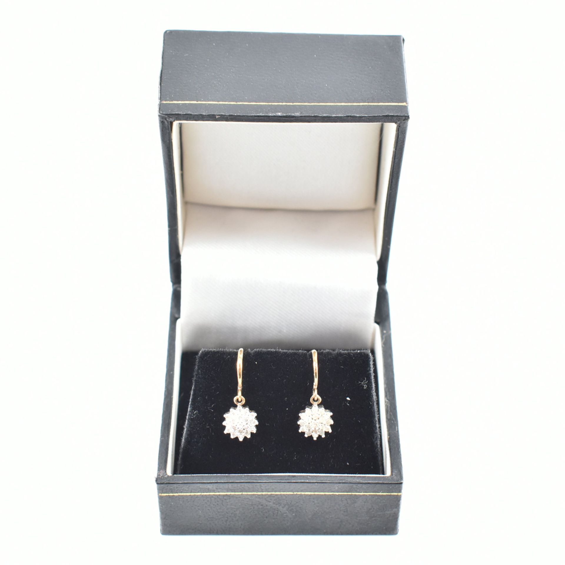 PAIR 9CT GOLD CLUSTER DIAMOND PENDANT EARRINGS - Bild 5 aus 5