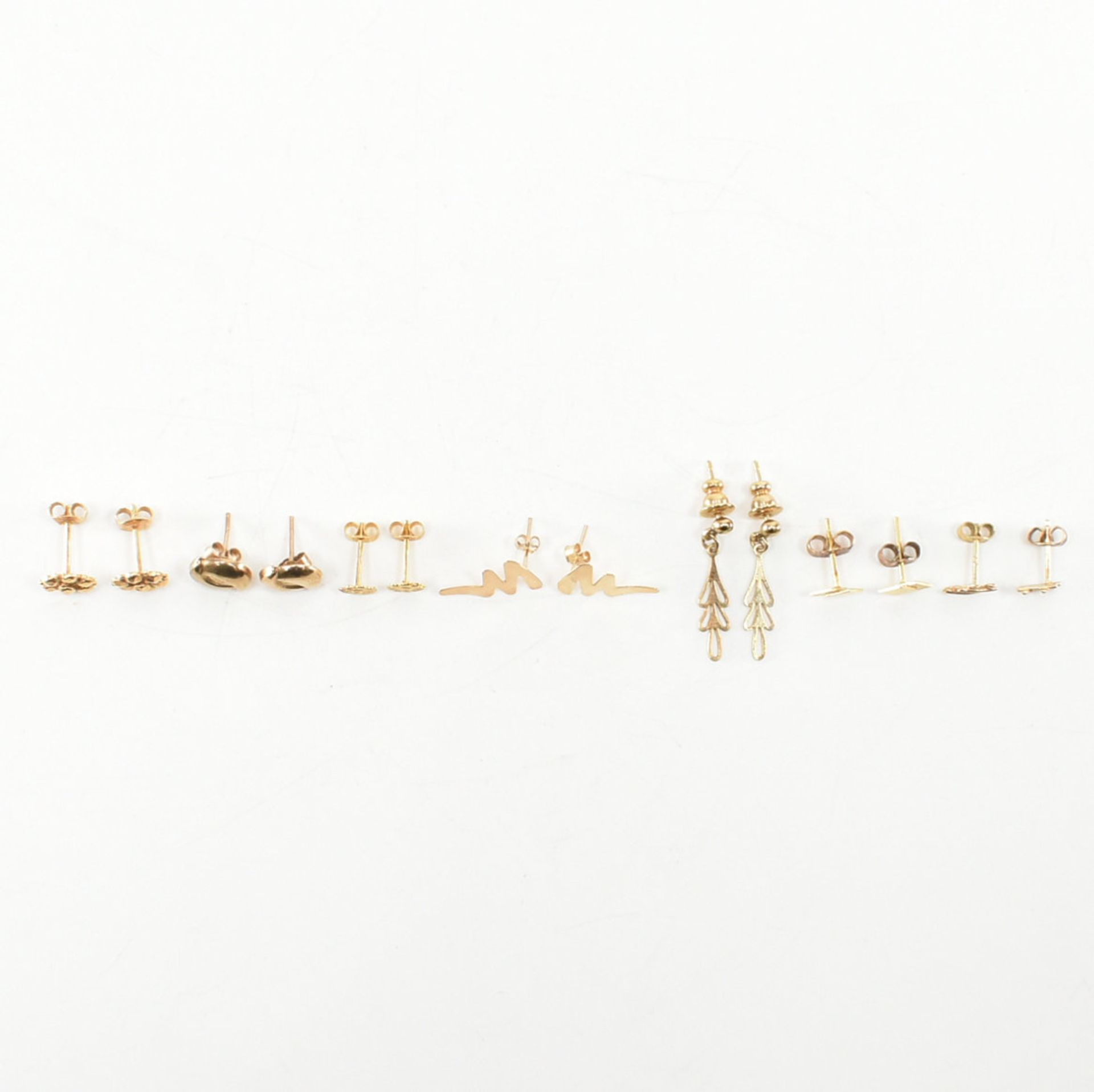 COLLECTION OF ASSORTED GOLD STUD EARRINGS - Bild 4 aus 7