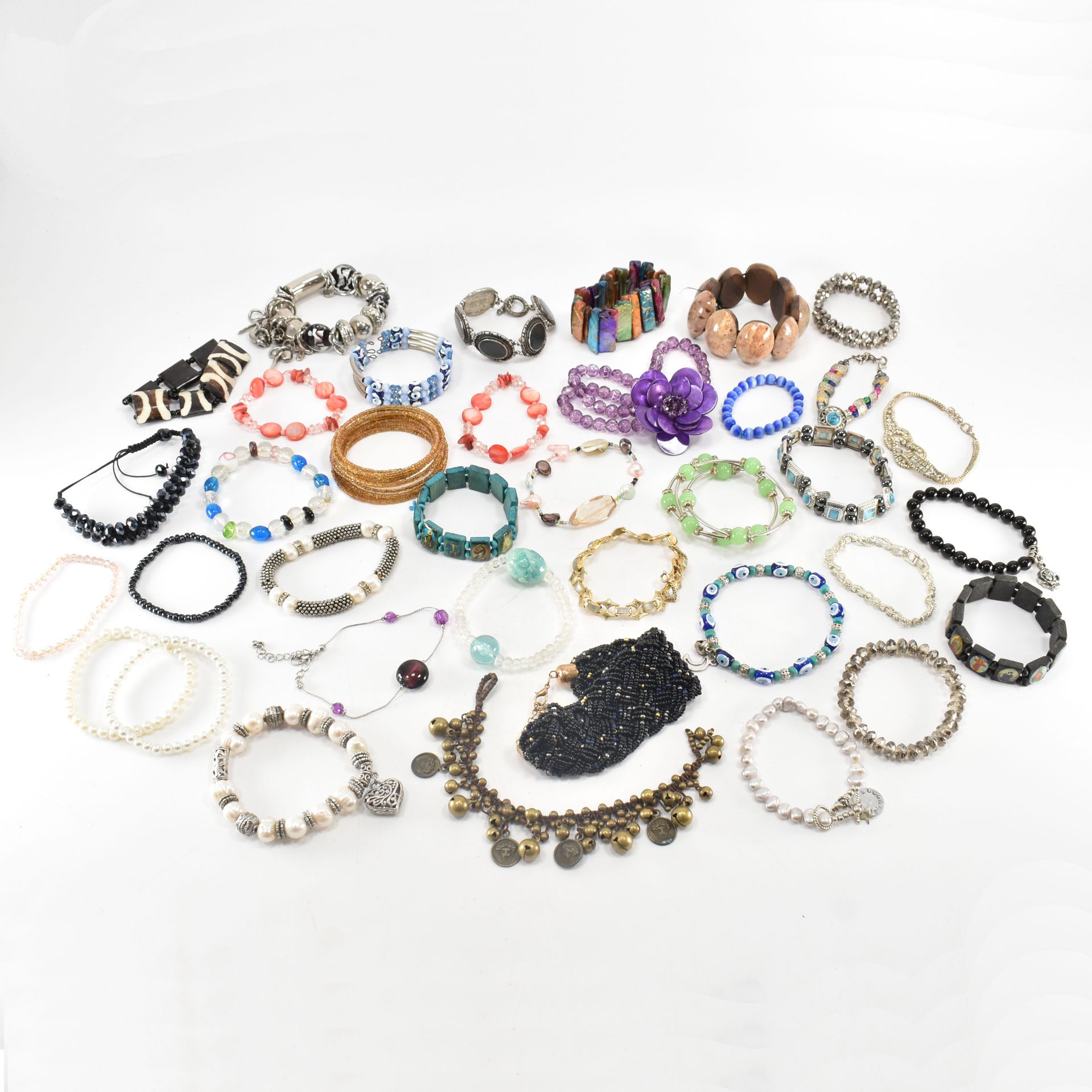 COLLECTION OF ASSORTED COSTUME JEWELLERY BRACELETS - Image 8 of 13